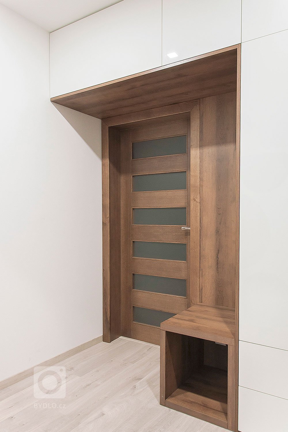 Interiér bol navrhnutý a zrealizovaný pre mladú rodinu. Dizajn interiéru rodinného domu je riešený v čistých jednoduchých líniach. Interiér mál z pohľadu…