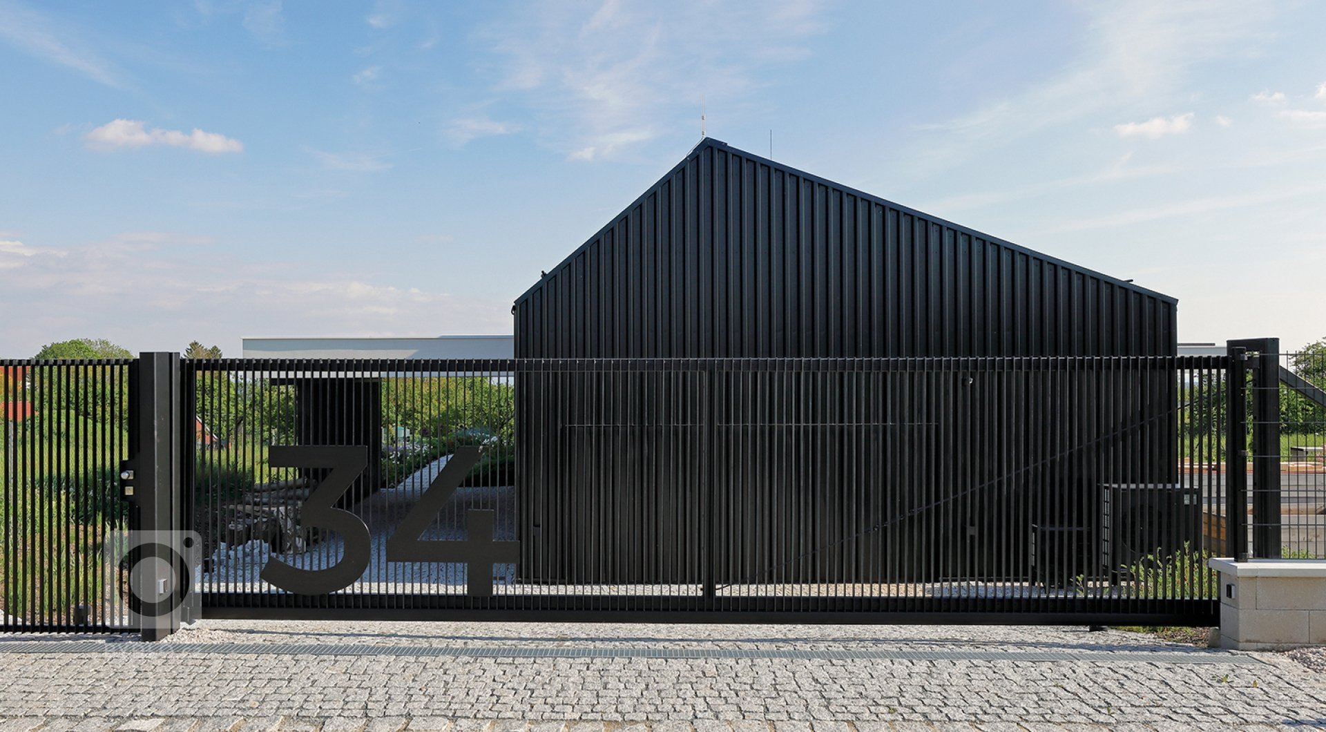 Zadáním byl&nbsp;dům pro&nbsp;manželský pár s&nbsp;odrostlými dětmi. Od&nbsp;začátku jsme tedy celý návrh koncipovali jako dům pro&nbsp;dvě osoby. Tím se&nbsp…