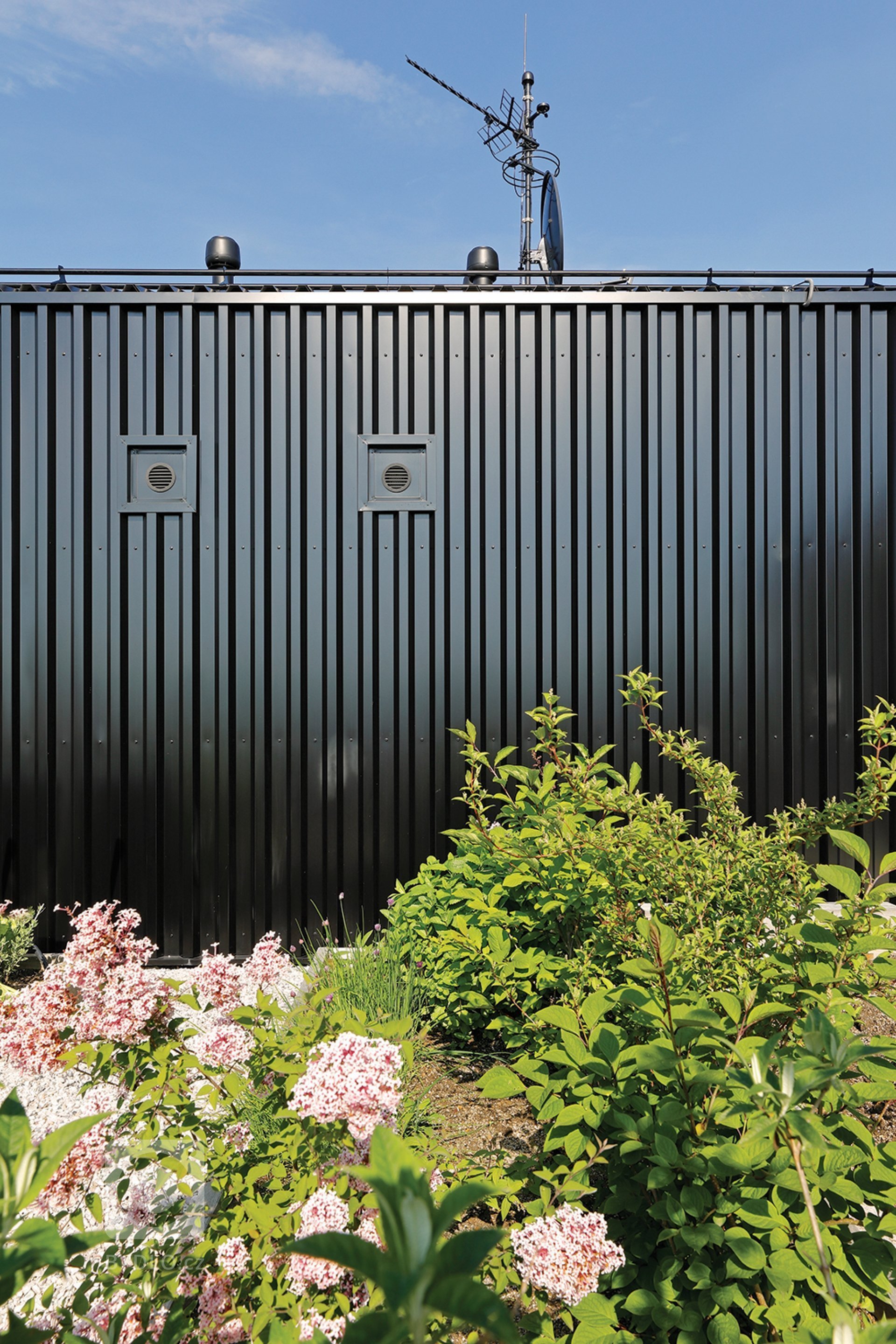 Zadáním byl&nbsp;dům pro&nbsp;manželský pár s&nbsp;odrostlými dětmi. Od&nbsp;začátku jsme tedy celý návrh koncipovali jako dům pro&nbsp;dvě osoby. Tím se&nbsp…