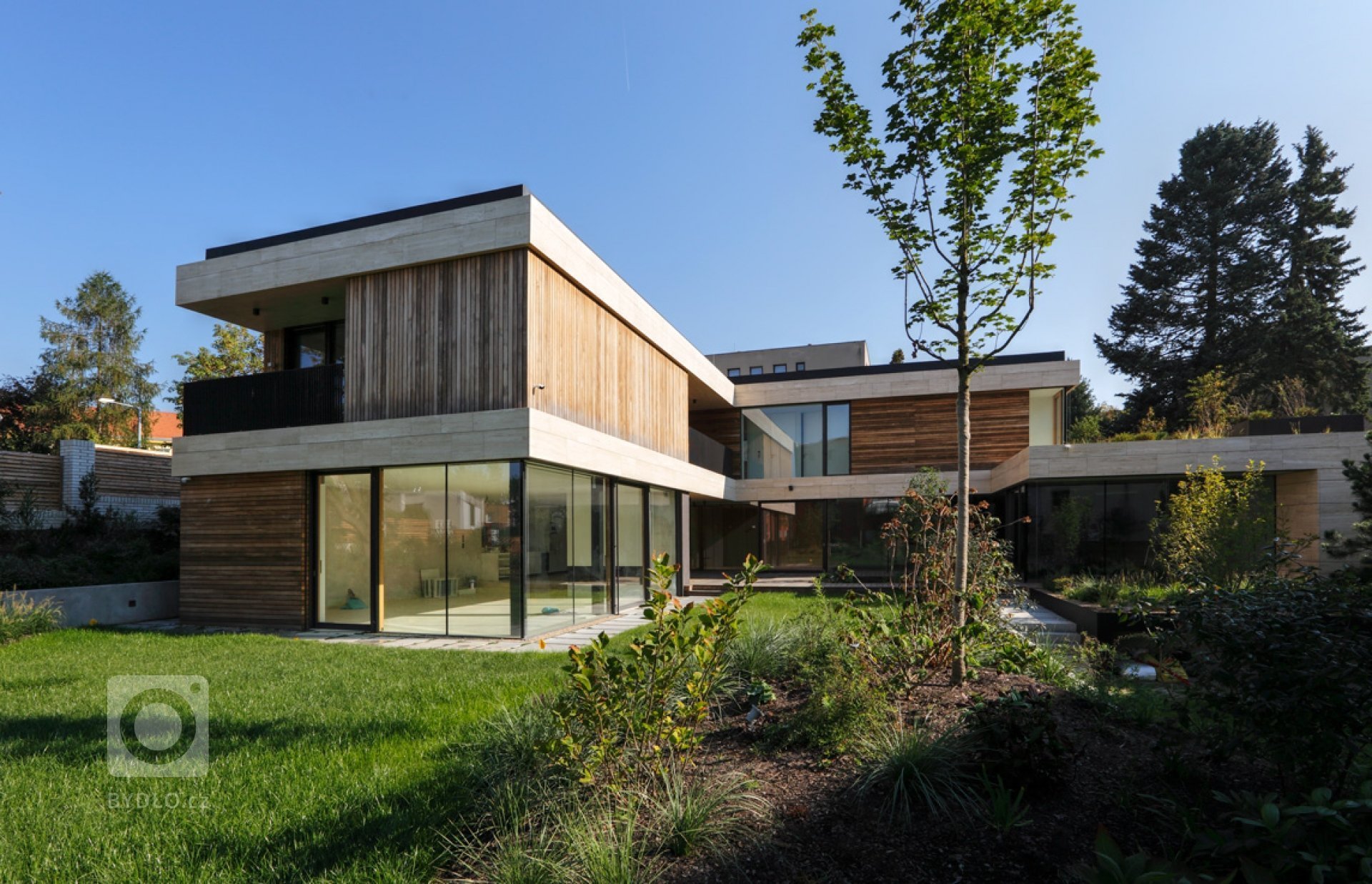Zadání studie bylo jednoduché: navrhněte nadstandartní městskou vilu v klasické bodové zástavbě staré části obce Hodkovičky na svažitém rohovém pozemku. Vila…
