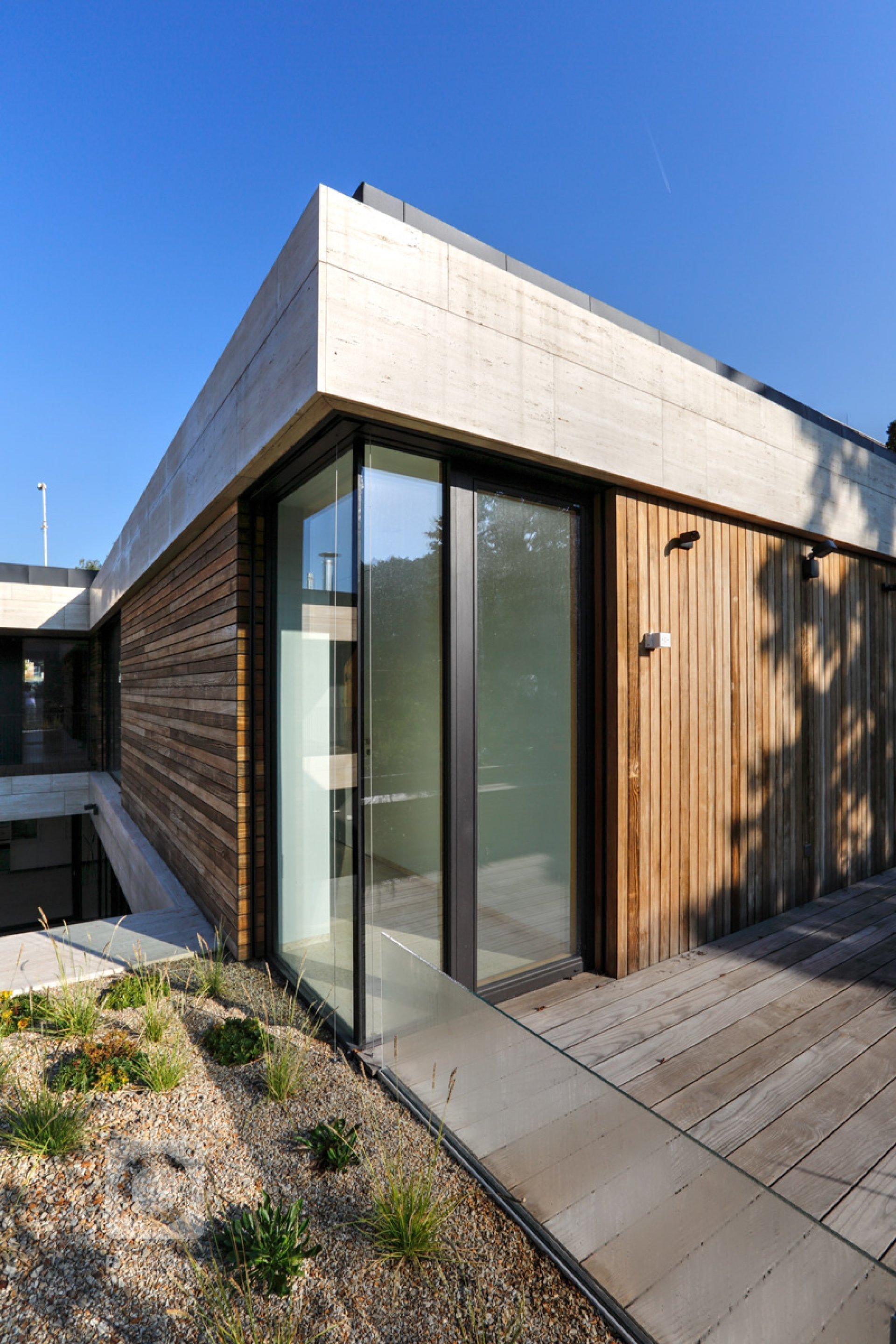 Zadání studie bylo jednoduché: navrhněte nadstandartní městskou vilu v klasické bodové zástavbě staré části obce Hodkovičky na svažitém rohovém pozemku. Vila…