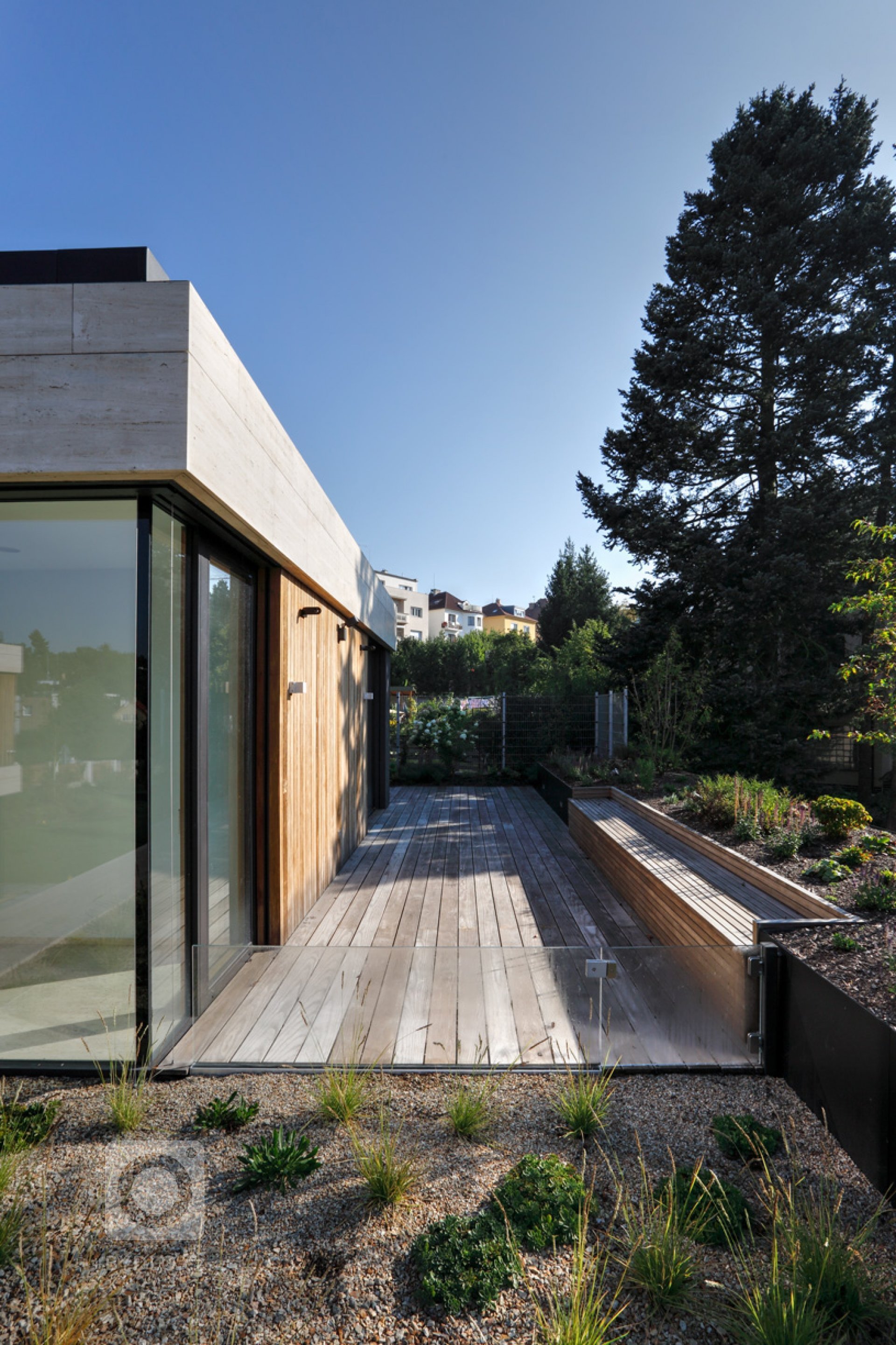 Zadání studie bylo jednoduché: navrhněte nadstandartní městskou vilu v klasické bodové zástavbě staré části obce Hodkovičky na svažitém rohovém pozemku. Vila…