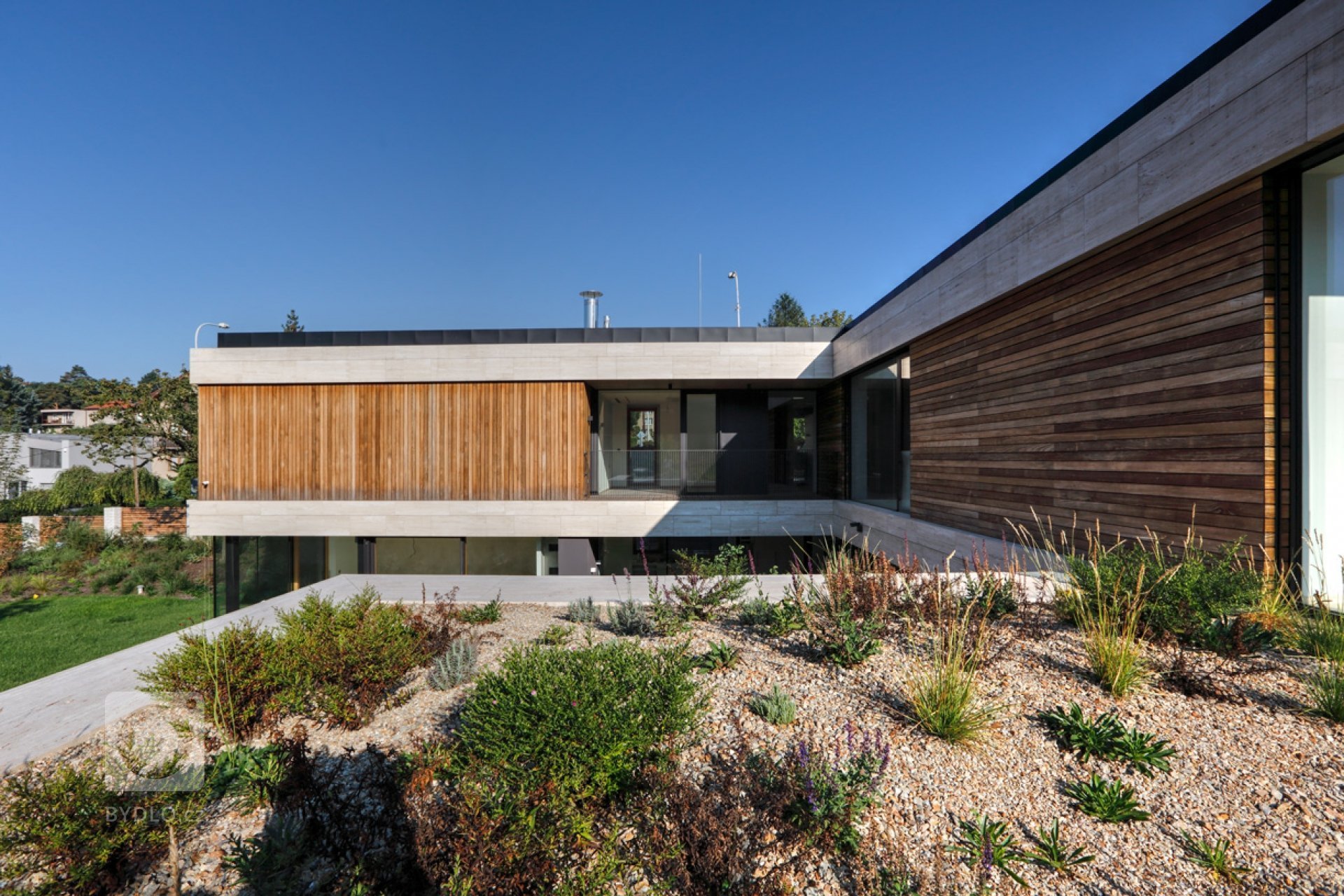 Zadání studie bylo jednoduché: navrhněte nadstandartní městskou vilu v klasické bodové zástavbě staré části obce Hodkovičky na svažitém rohovém pozemku. Vila…