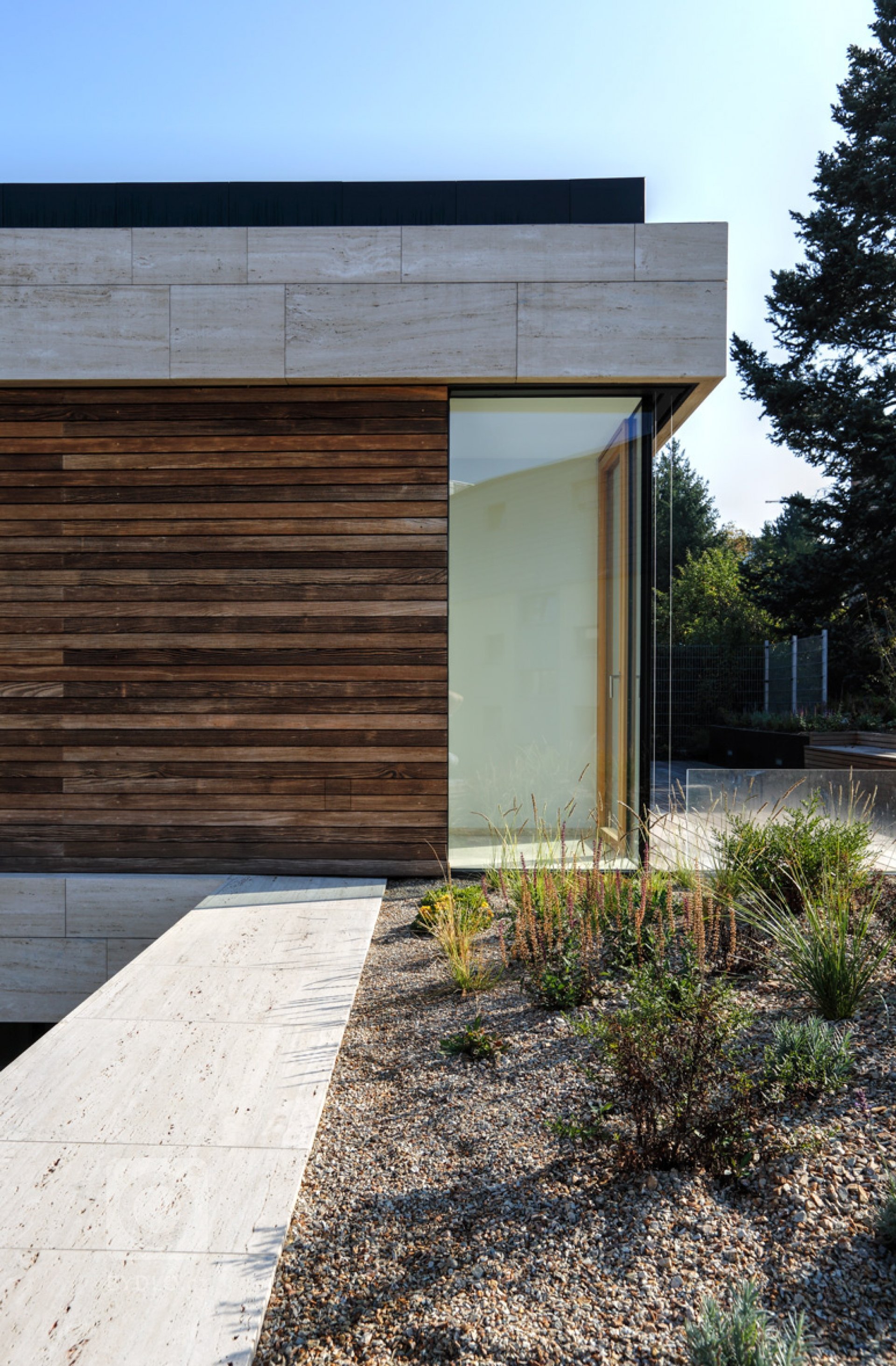 Zadání studie bylo jednoduché: navrhněte nadstandartní městskou vilu v klasické bodové zástavbě staré části obce Hodkovičky na svažitém rohovém pozemku. Vila…