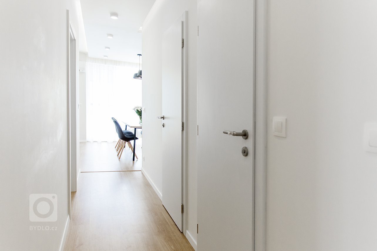 Ďalší interiér v obľúbenom projekte SLNEČNICE riešený ateliérom DOBRÝ INTERIÉR je krásne presvetlený a to najmä vďaka drevenému obkladu. Práve teplá farba…