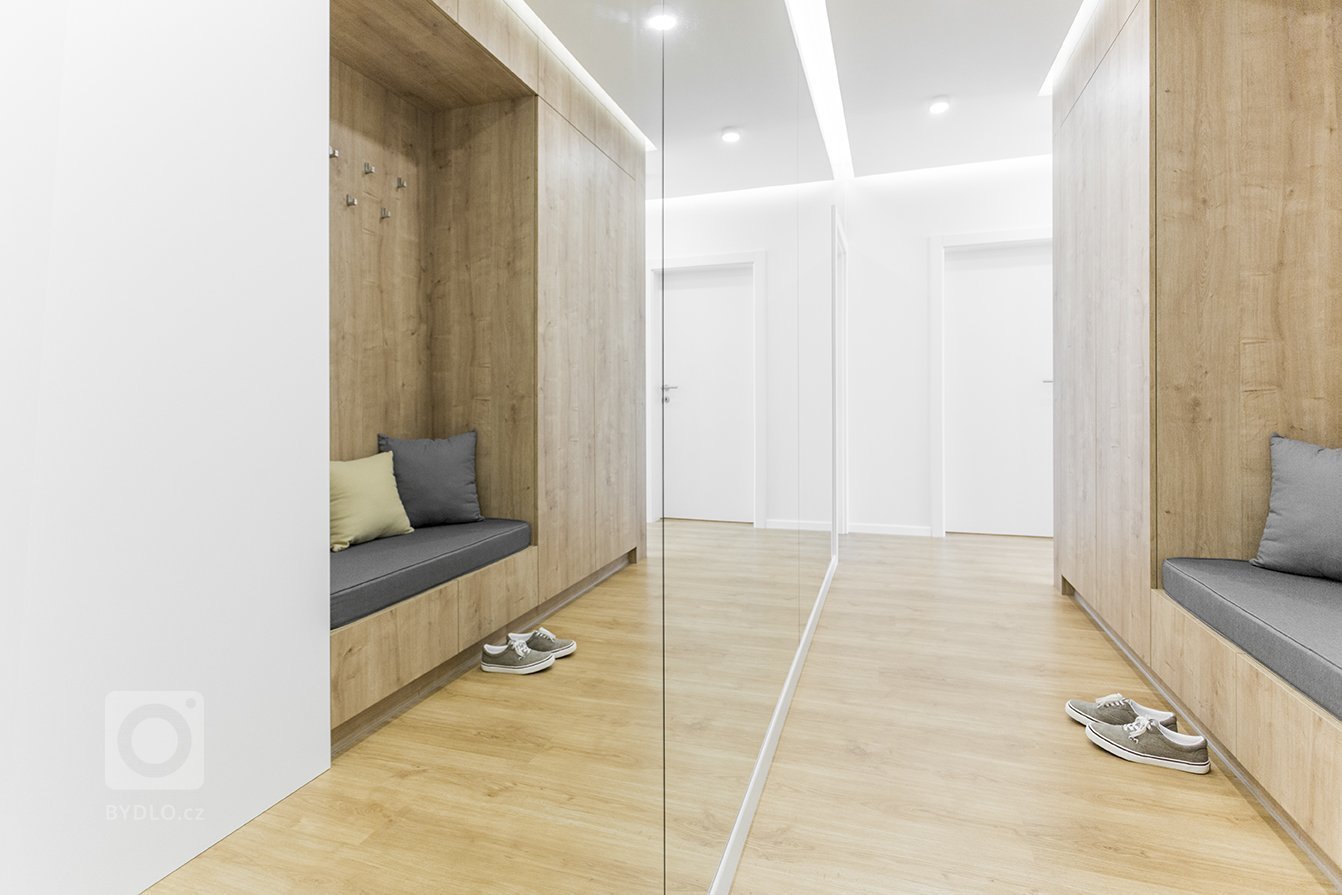 Ďalší interiér v obľúbenom projekte SLNEČNICE riešený ateliérom DOBRÝ INTERIÉR je krásne presvetlený a to najmä vďaka drevenému obkladu. Práve teplá farba…