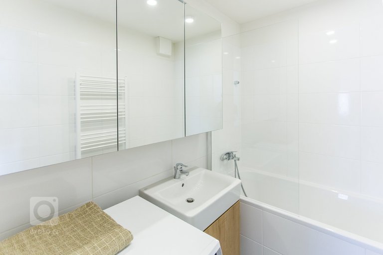 add picture to album