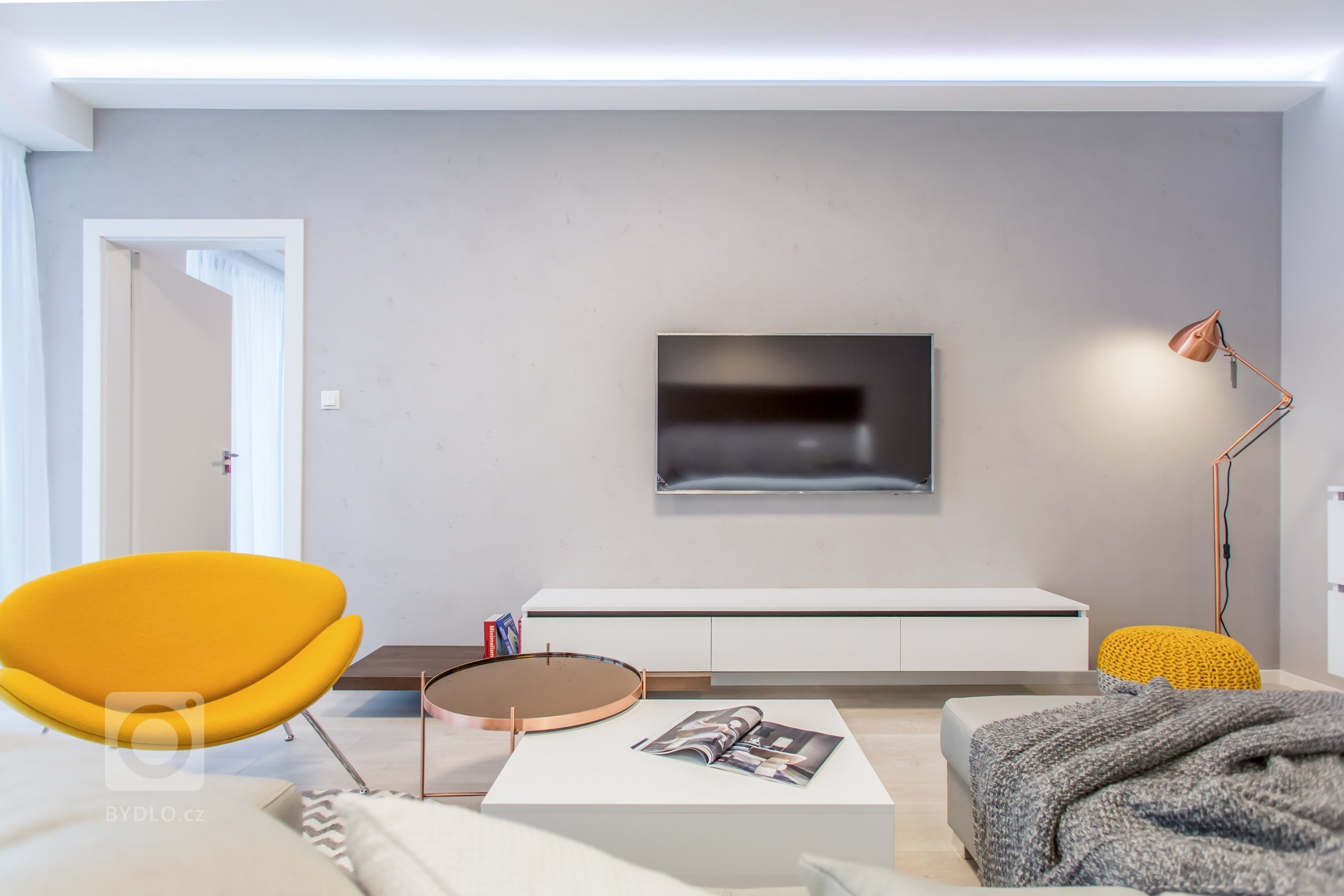 Nahliadnite do nášho najnovšieho zrealizovaného interiéru dvojizbového bytu v centre mesta.&nbsp;
Koncept návrhu je špecifický výrazným kontrastom tmavého…