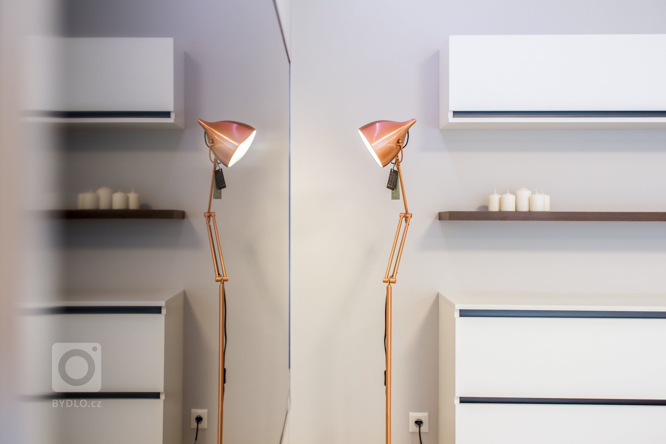 Nahliadnite do nášho najnovšieho zrealizovaného interiéru dvojizbového bytu v centre mesta.&nbsp;
Koncept návrhu je špecifický výrazným kontrastom tmavého…