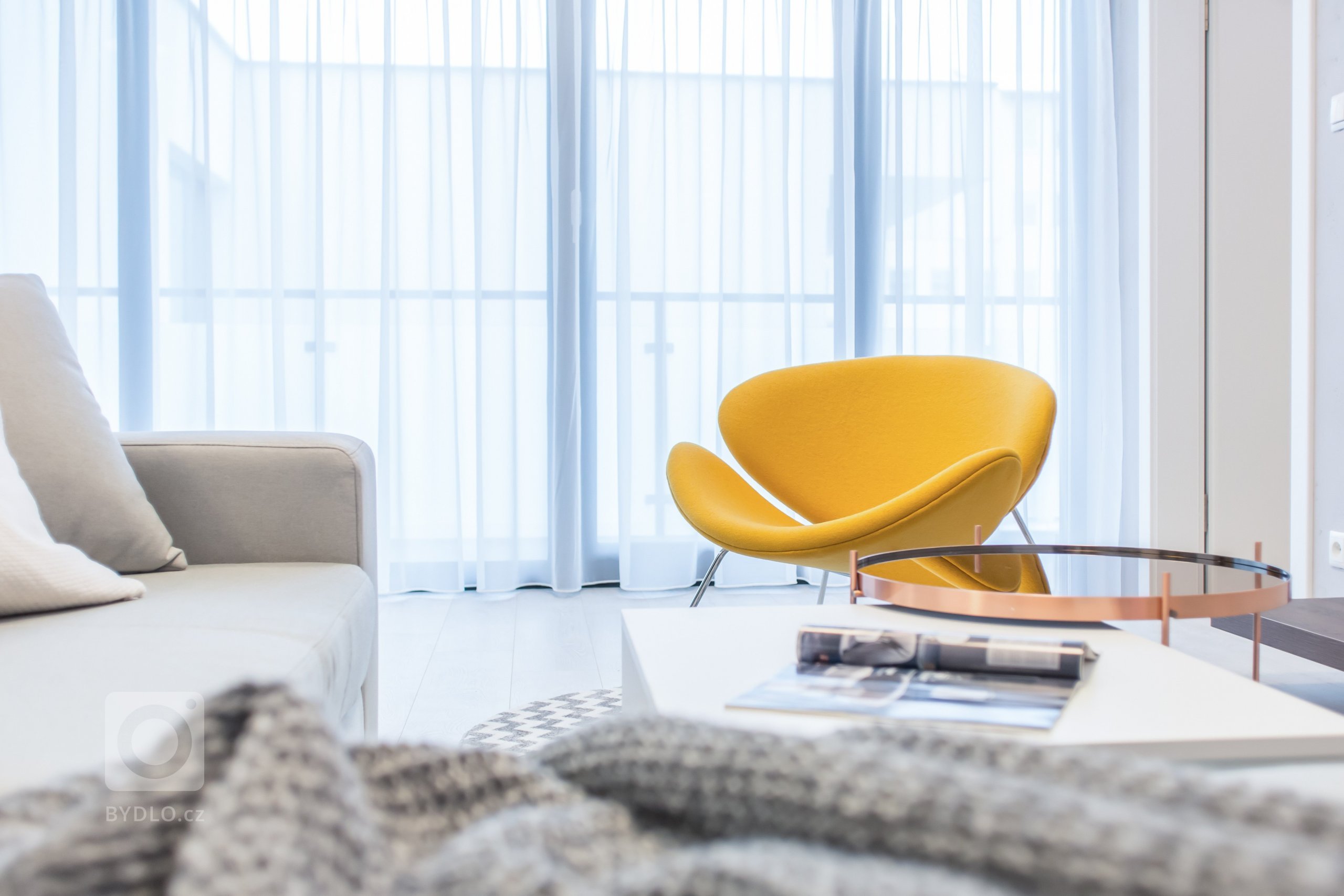 Nahliadnite do nášho najnovšieho zrealizovaného interiéru dvojizbového bytu v centre mesta.&nbsp;
Koncept návrhu je špecifický výrazným kontrastom tmavého…