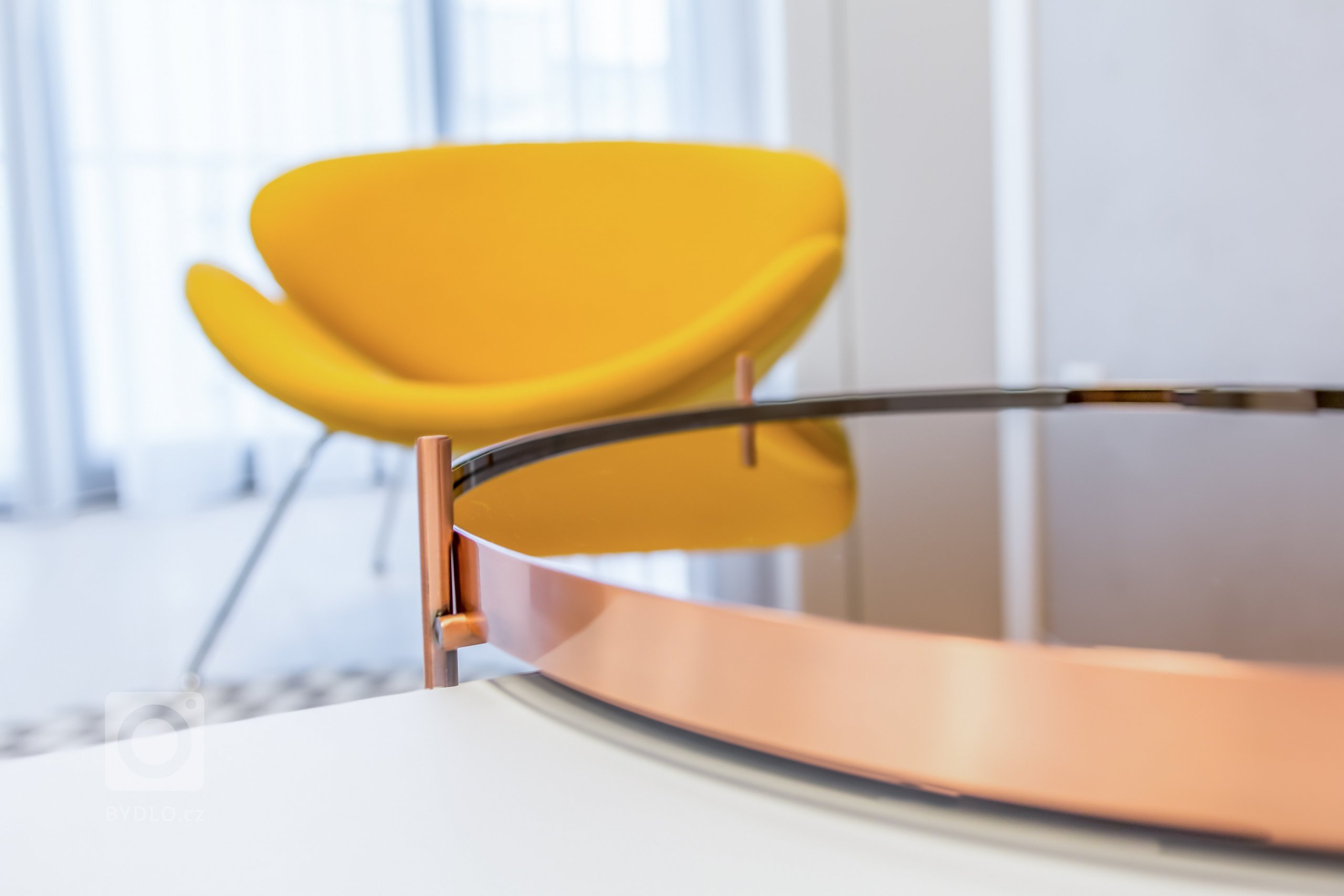 Nahliadnite do nášho najnovšieho zrealizovaného interiéru dvojizbového bytu v centre mesta.&nbsp;
Koncept návrhu je špecifický výrazným kontrastom tmavého…