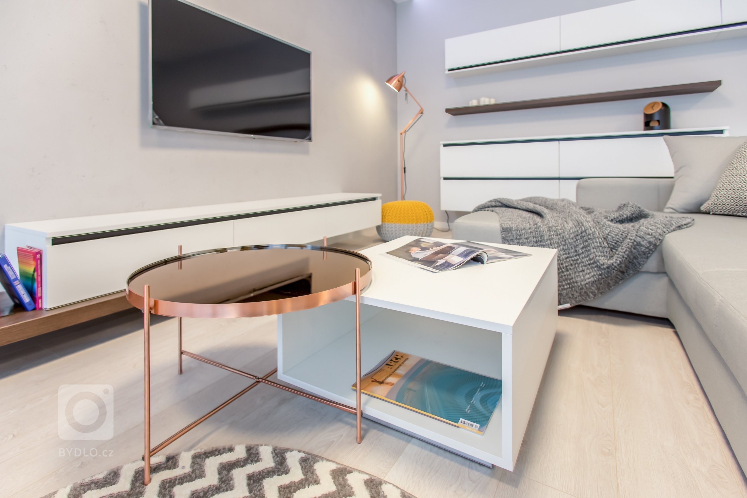 Nahliadnite do nášho najnovšieho zrealizovaného interiéru dvojizbového bytu v centre mesta.&nbsp;
Koncept návrhu je špecifický výrazným kontrastom tmavého…