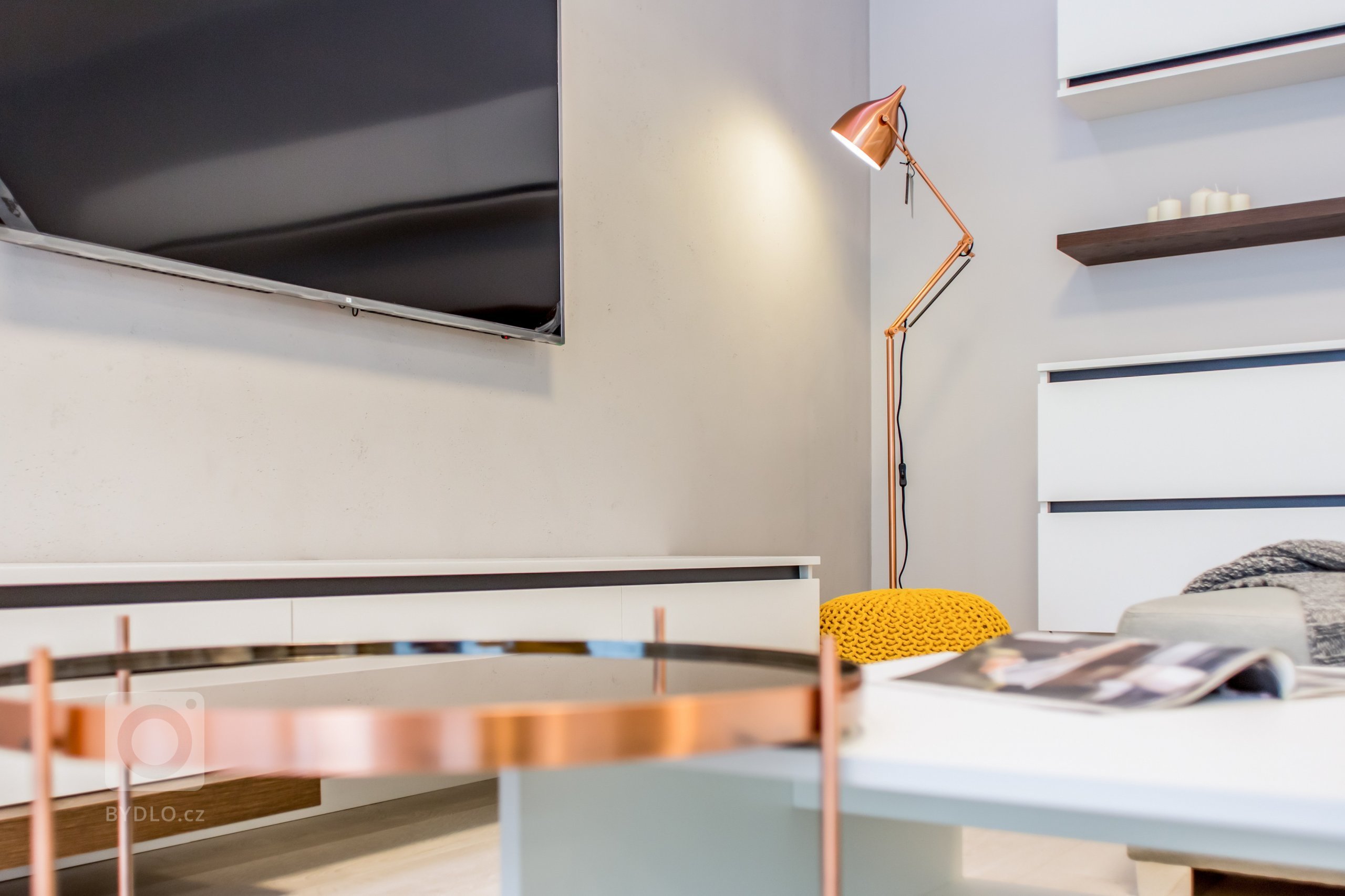 Nahliadnite do nášho najnovšieho zrealizovaného interiéru dvojizbového bytu v centre mesta.&nbsp;
Koncept návrhu je špecifický výrazným kontrastom tmavého…