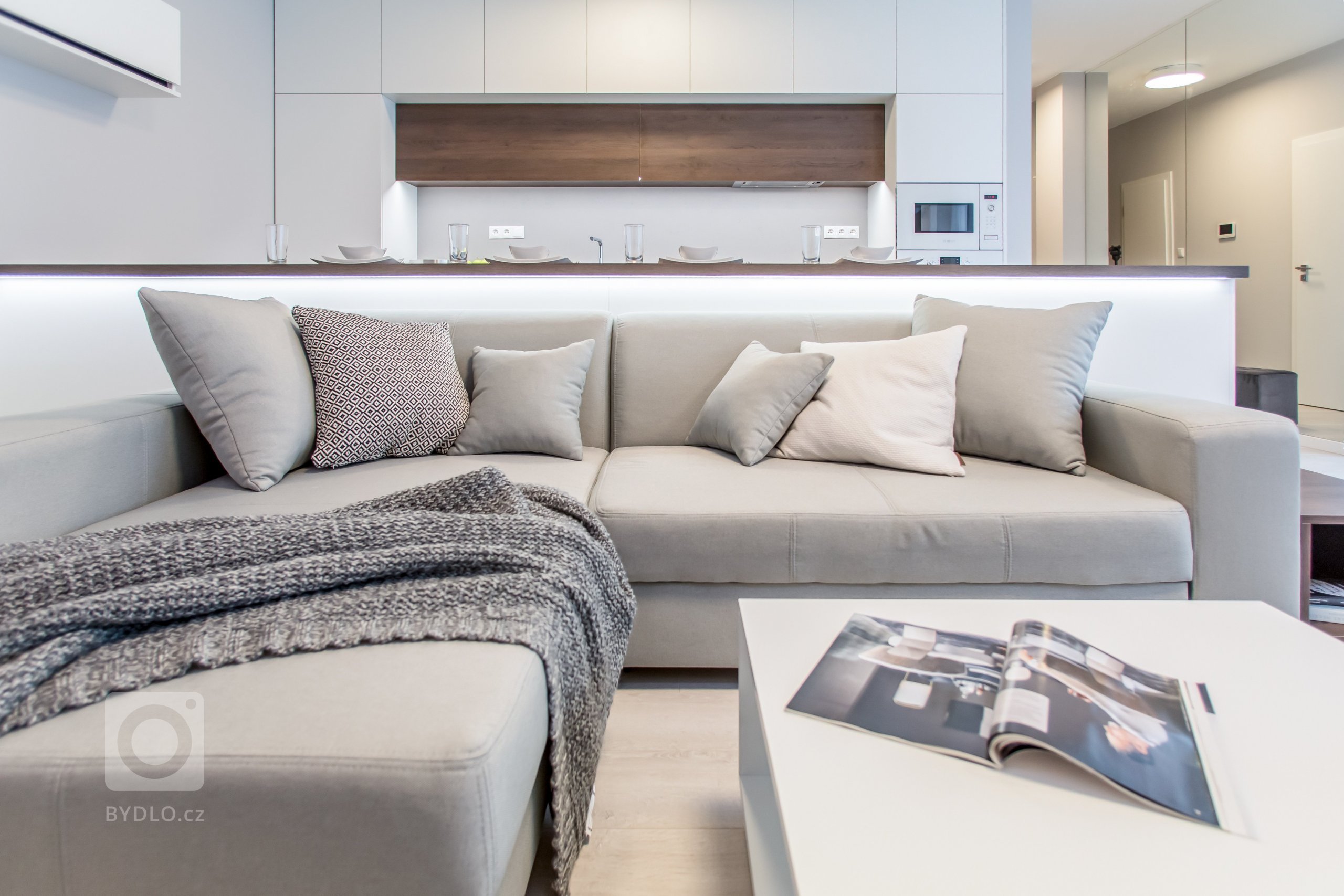 Nahliadnite do nášho najnovšieho zrealizovaného interiéru dvojizbového bytu v centre mesta.&nbsp;
Koncept návrhu je špecifický výrazným kontrastom tmavého…