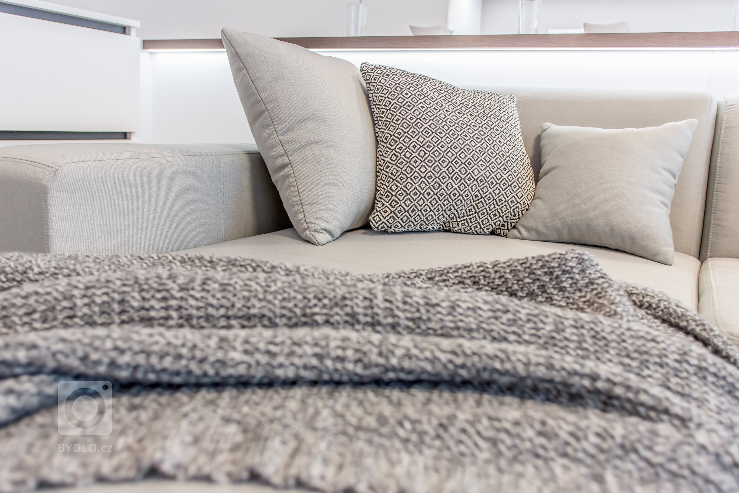 Nahliadnite do nášho najnovšieho zrealizovaného interiéru dvojizbového bytu v centre mesta.&nbsp;
Koncept návrhu je špecifický výrazným kontrastom tmavého…