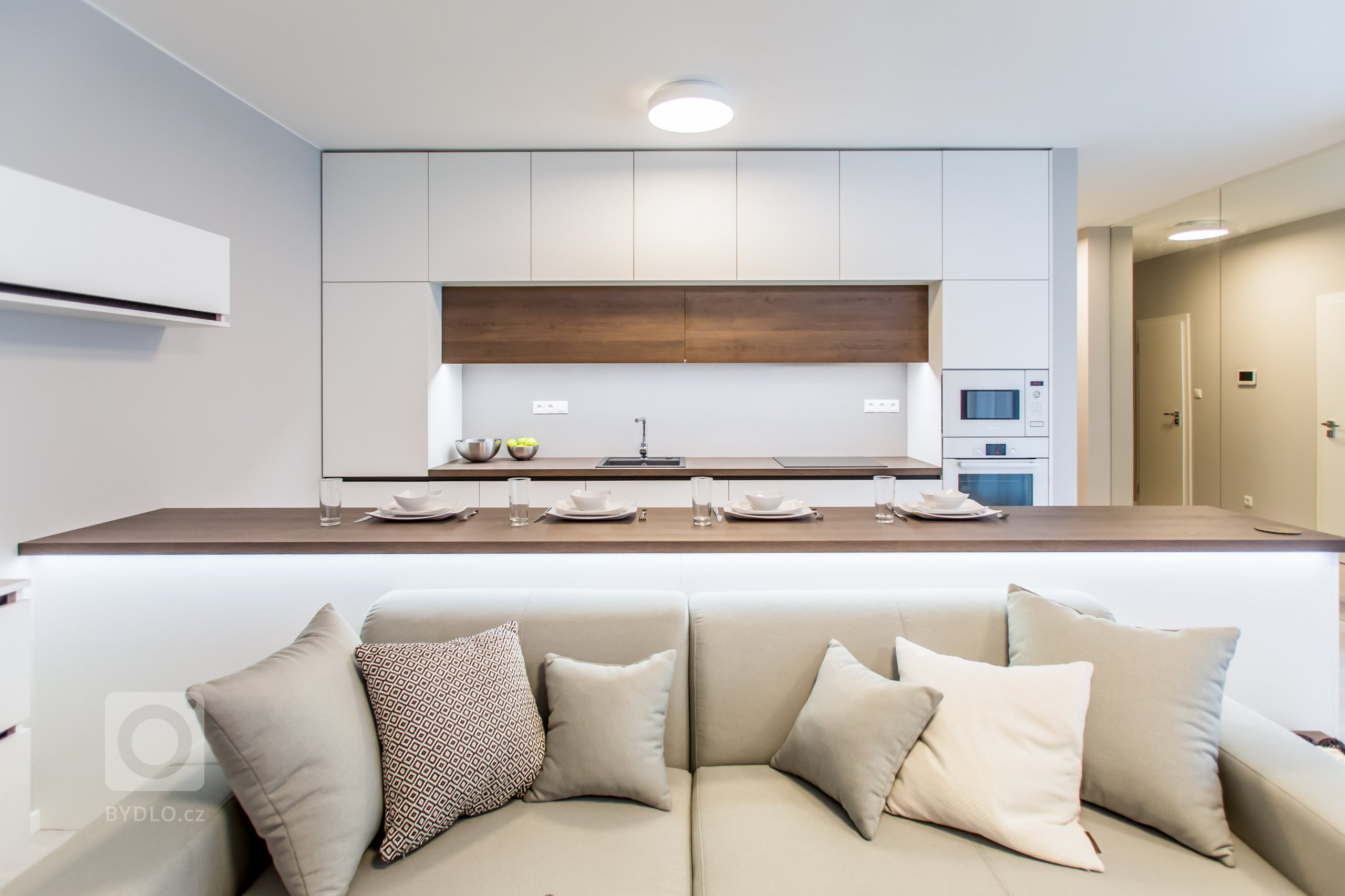 Nahliadnite do nášho najnovšieho zrealizovaného interiéru dvojizbového bytu v centre mesta.&nbsp;
Koncept návrhu je špecifický výrazným kontrastom tmavého…