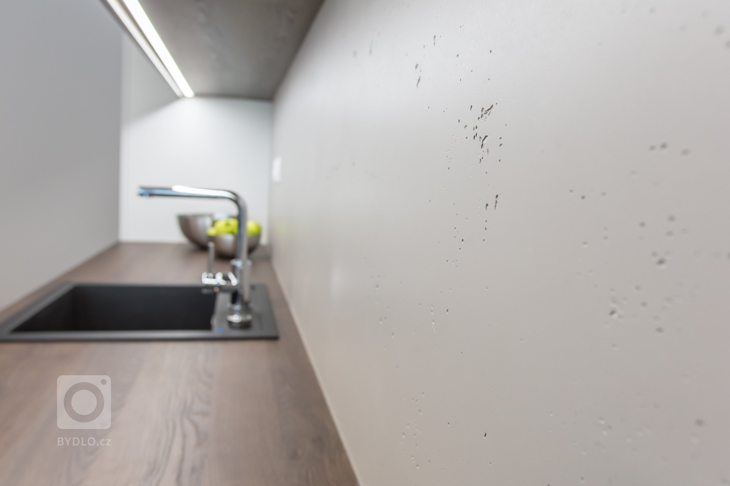 Nahliadnite do nášho najnovšieho zrealizovaného interiéru dvojizbového bytu v centre mesta.&nbsp;
Koncept návrhu je špecifický výrazným kontrastom tmavého…