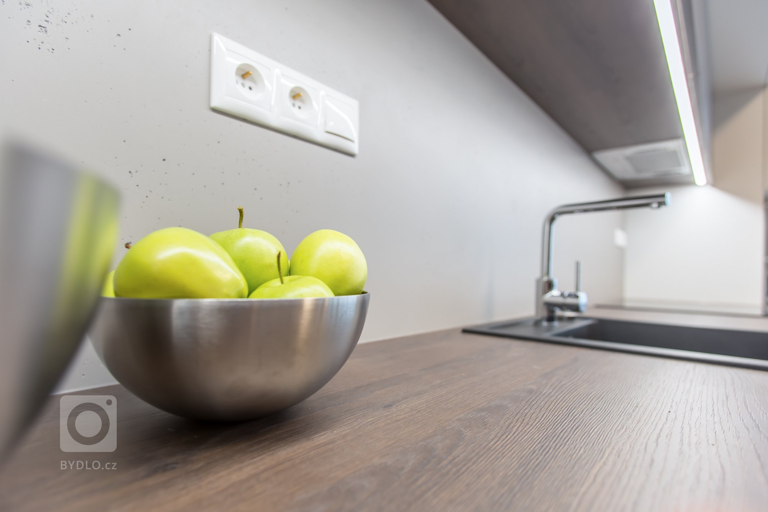 Nahliadnite do nášho najnovšieho zrealizovaného interiéru dvojizbového bytu v centre mesta.&nbsp;
Koncept návrhu je špecifický výrazným kontrastom tmavého…