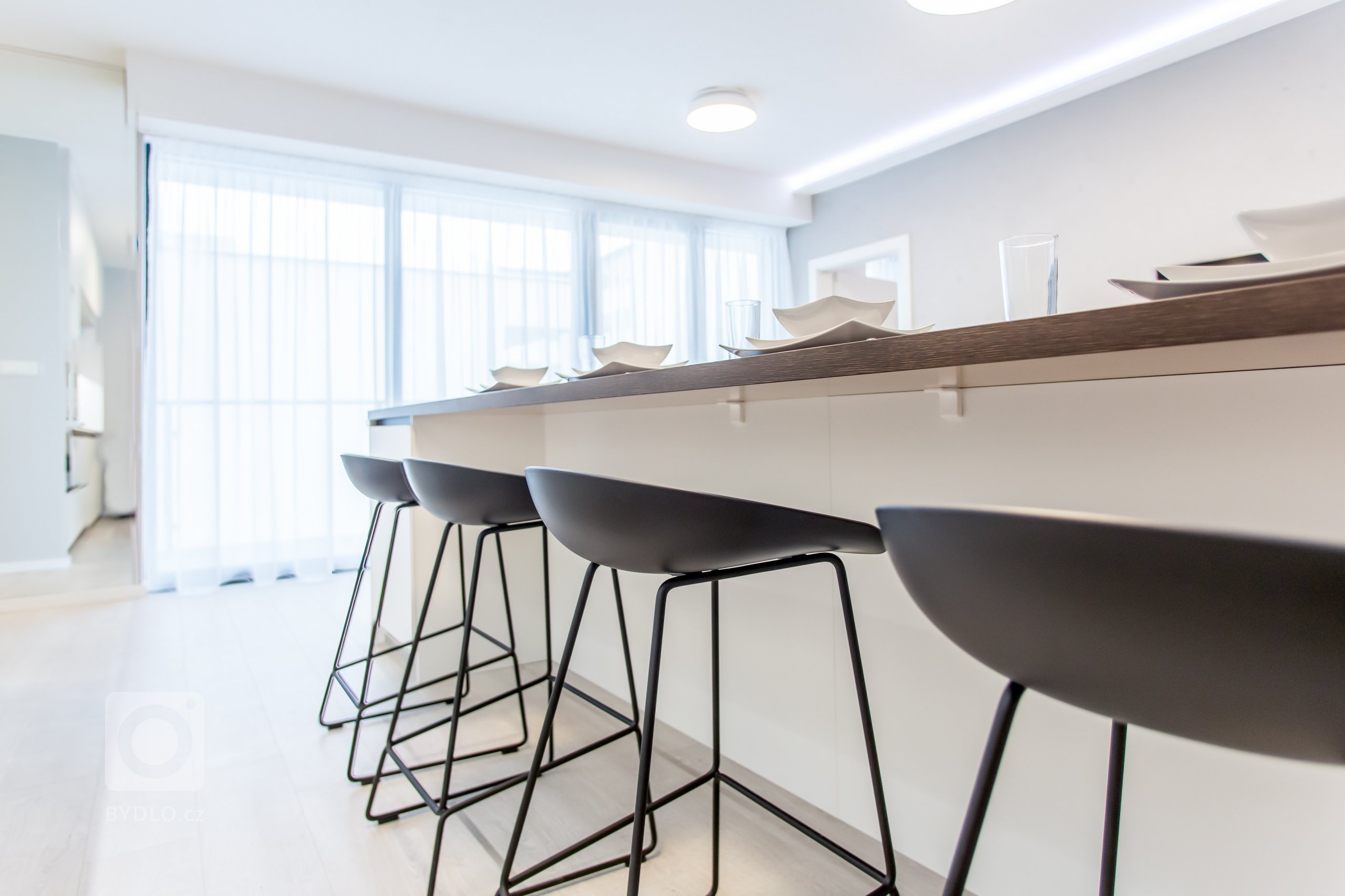 Nahliadnite do nášho najnovšieho zrealizovaného interiéru dvojizbového bytu v centre mesta.&nbsp;
Koncept návrhu je špecifický výrazným kontrastom tmavého…