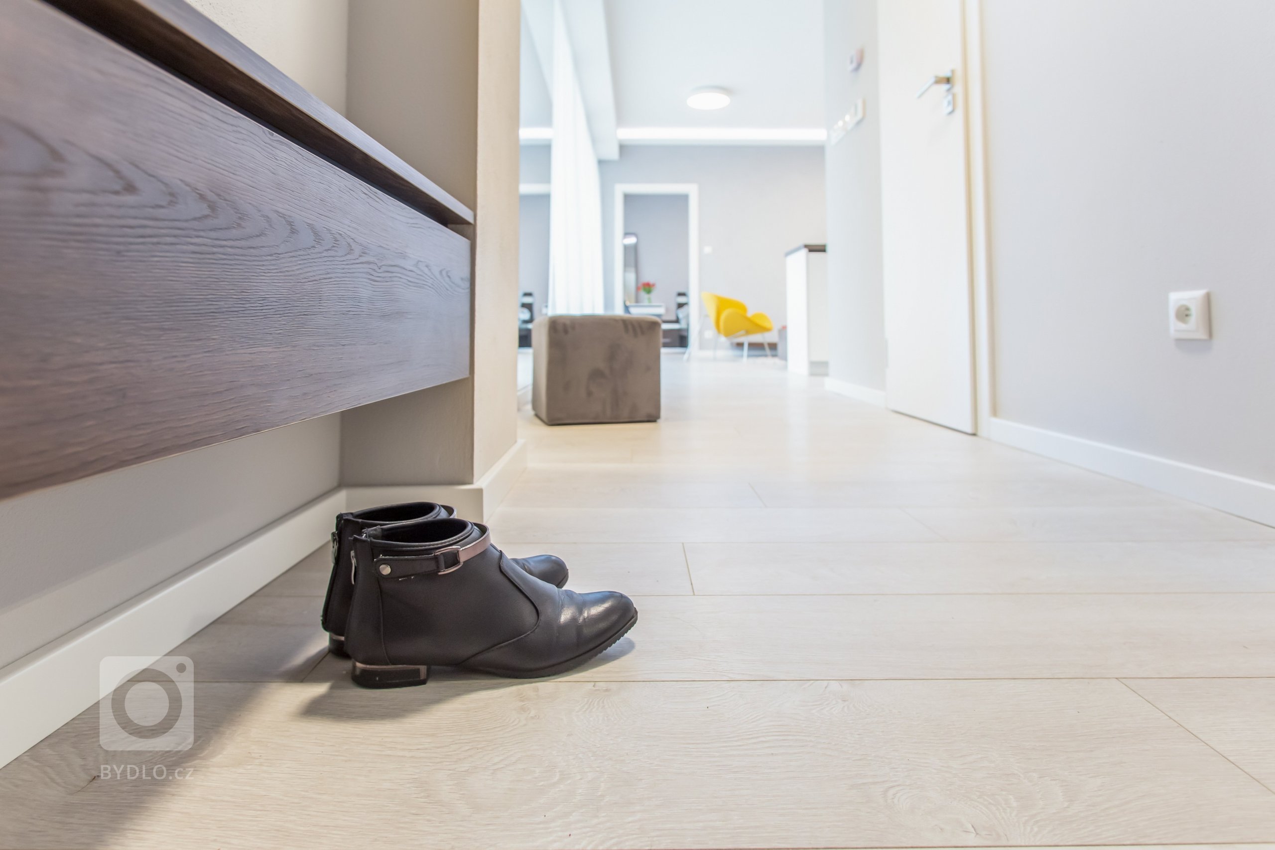 Nahliadnite do nášho najnovšieho zrealizovaného interiéru dvojizbového bytu v centre mesta.&nbsp;
Koncept návrhu je špecifický výrazným kontrastom tmavého…