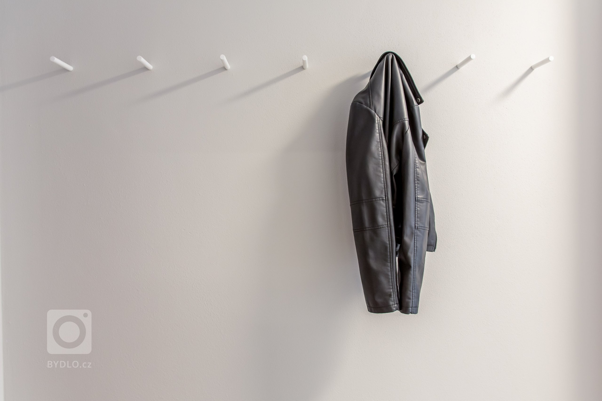 Nahliadnite do nášho najnovšieho zrealizovaného interiéru dvojizbového bytu v centre mesta.&nbsp;
Koncept návrhu je špecifický výrazným kontrastom tmavého…