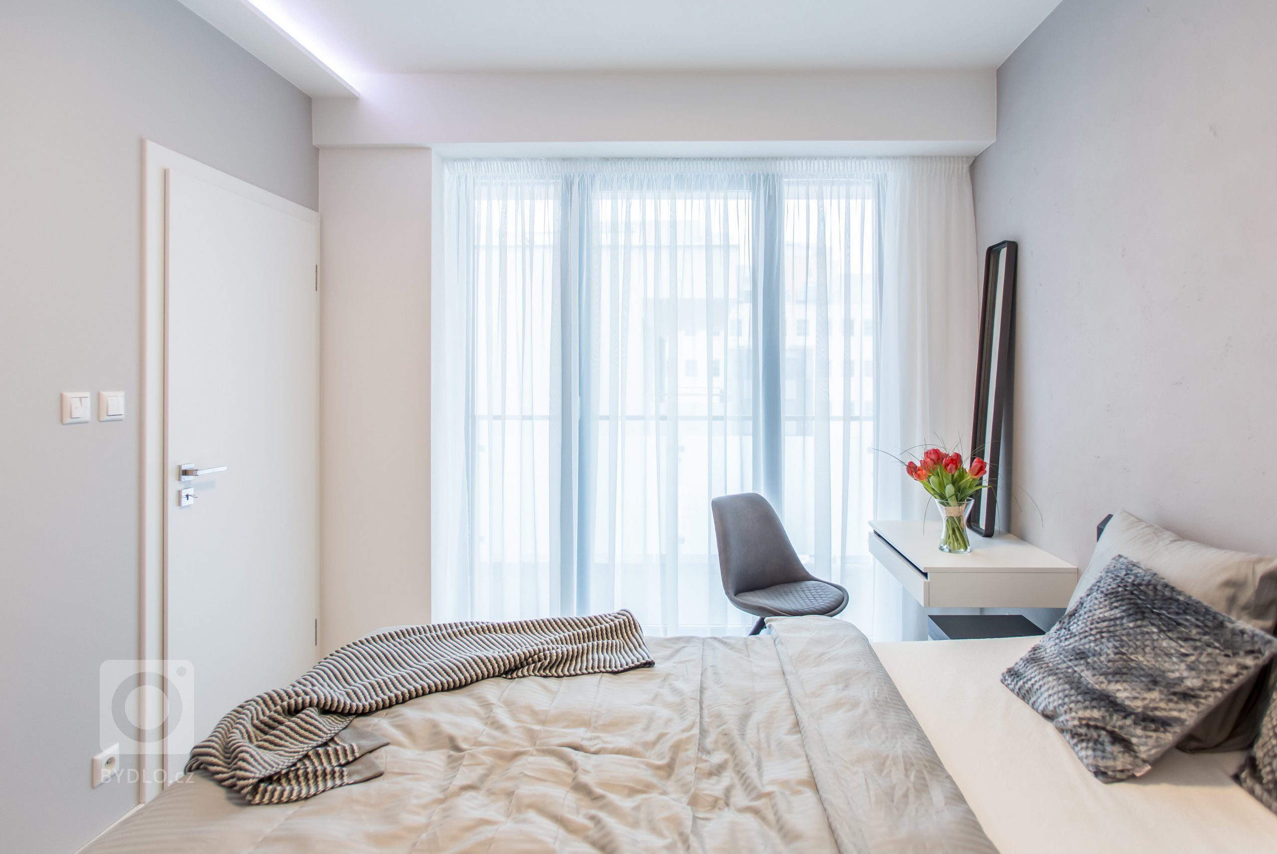 Nahliadnite do nášho najnovšieho zrealizovaného interiéru dvojizbového bytu v centre mesta.&nbsp;
Koncept návrhu je špecifický výrazným kontrastom tmavého…