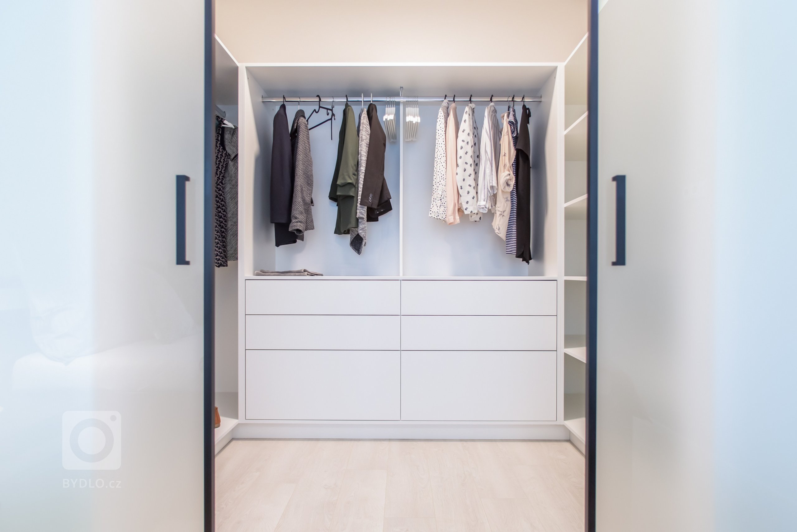 Nahliadnite do nášho najnovšieho zrealizovaného interiéru dvojizbového bytu v centre mesta.&nbsp;
Koncept návrhu je špecifický výrazným kontrastom tmavého…