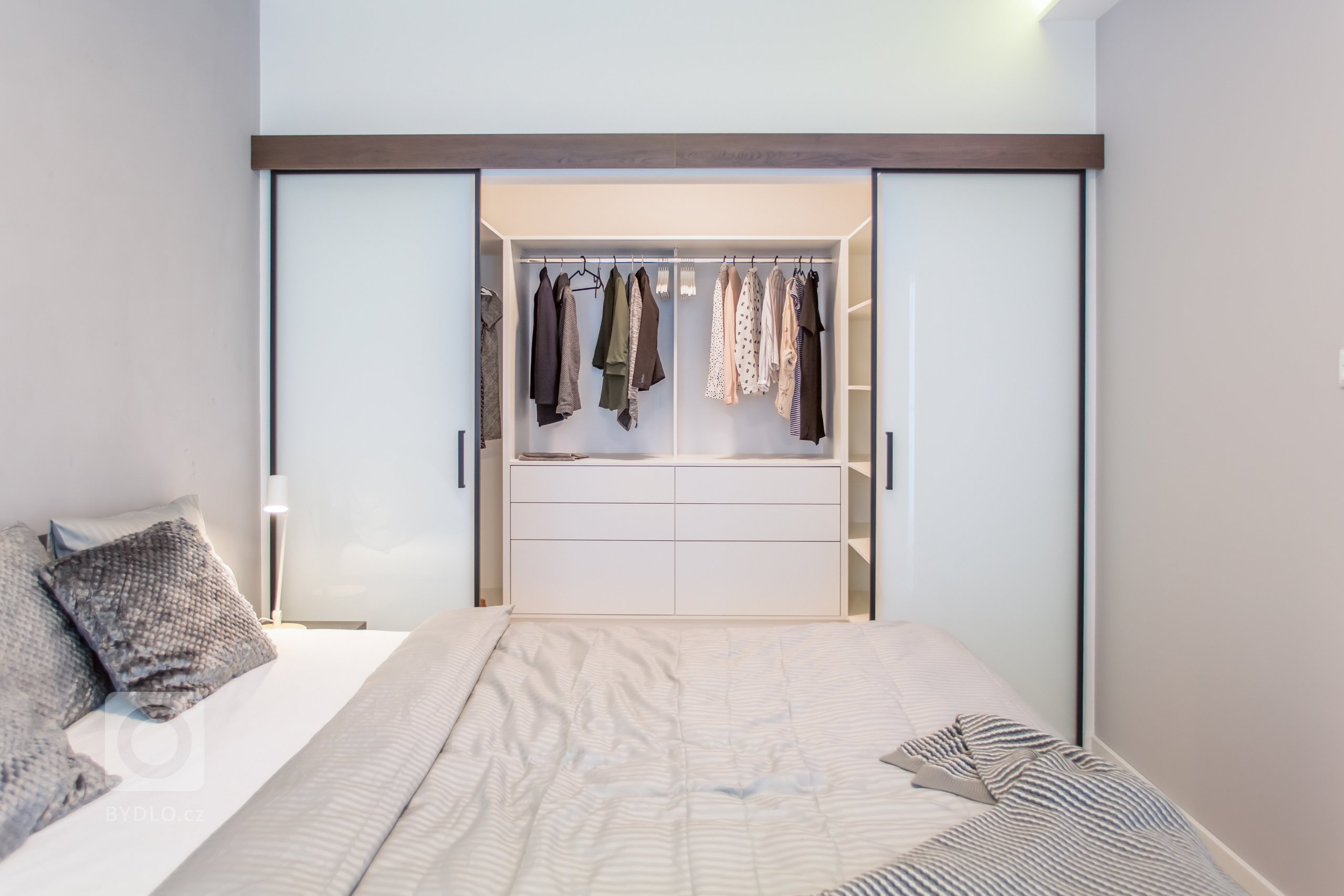 Nahliadnite do nášho najnovšieho zrealizovaného interiéru dvojizbového bytu v centre mesta.&nbsp;
Koncept návrhu je špecifický výrazným kontrastom tmavého…