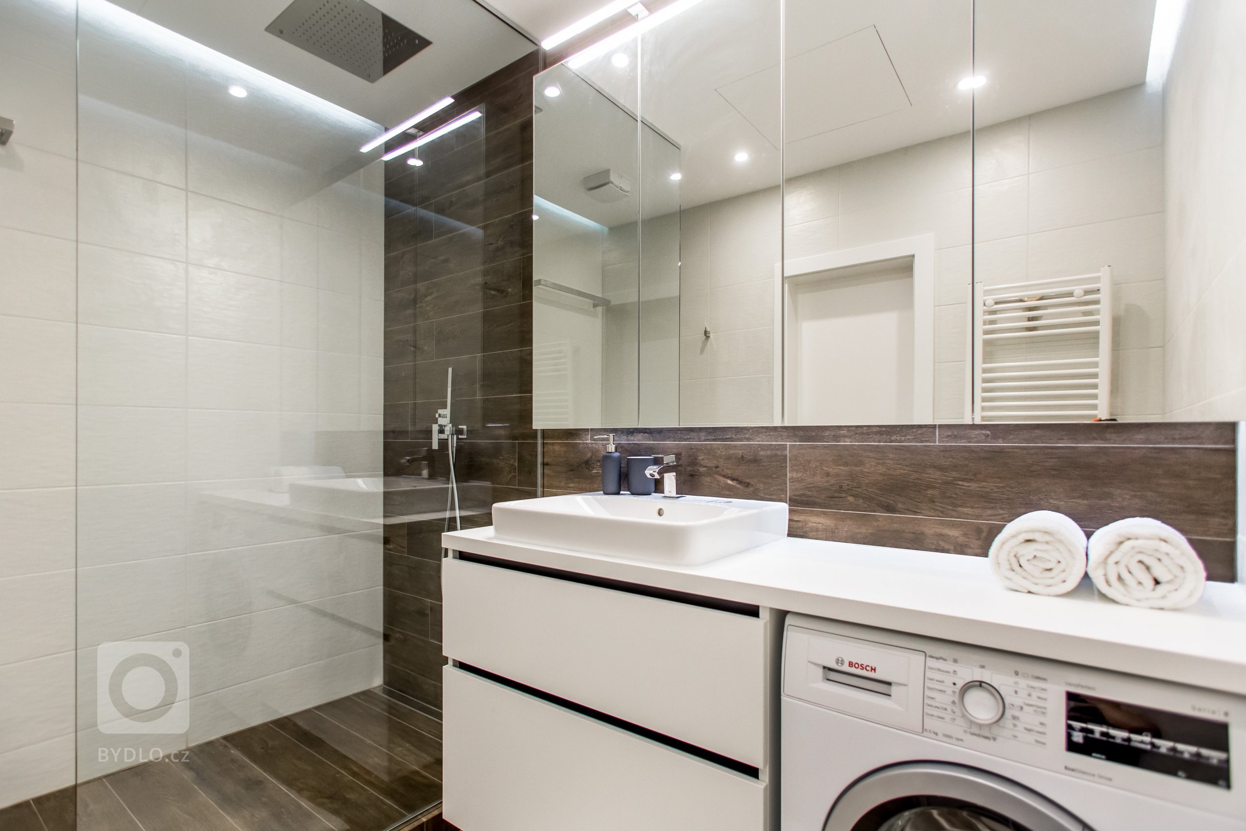 Nahliadnite do nášho najnovšieho zrealizovaného interiéru dvojizbového bytu v centre mesta.&nbsp;
Koncept návrhu je špecifický výrazným kontrastom tmavého…