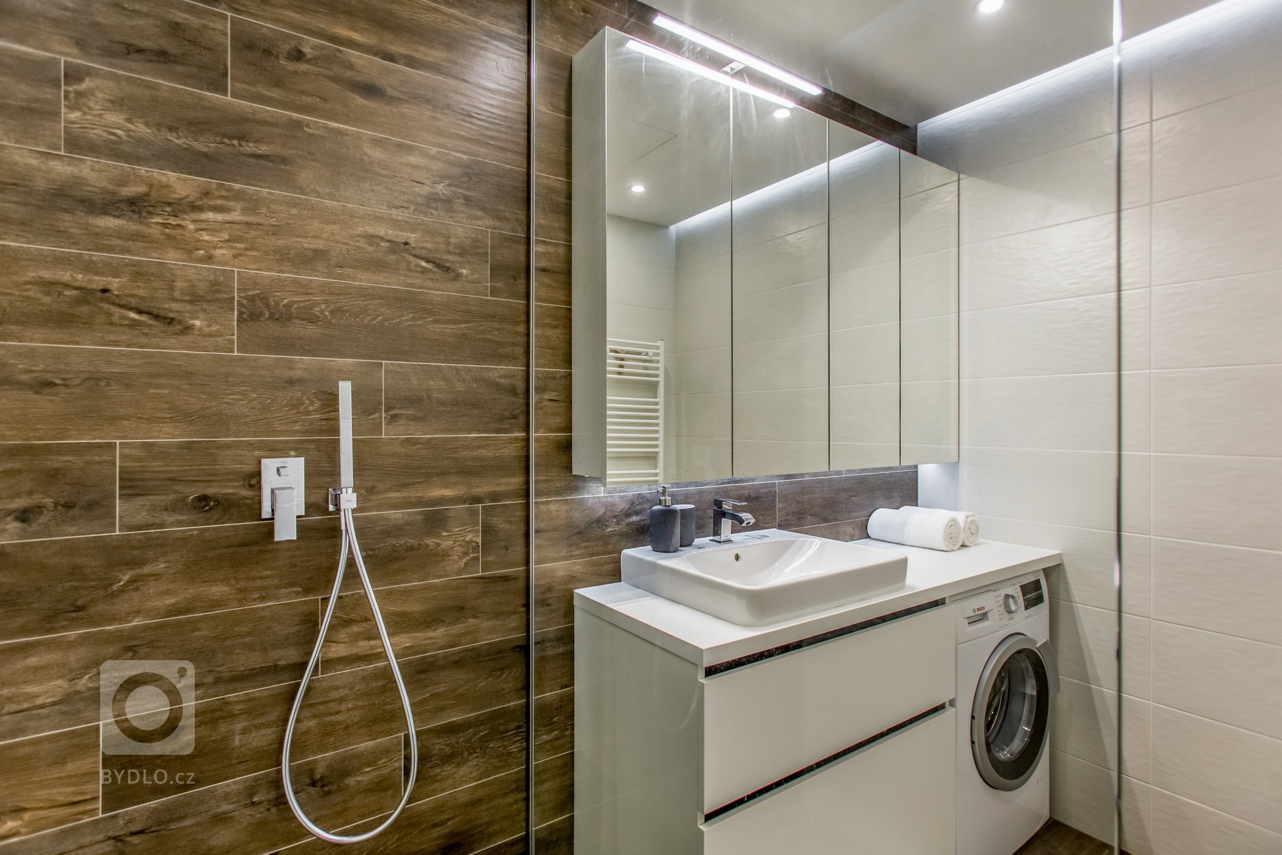 Nahliadnite do nášho najnovšieho zrealizovaného interiéru dvojizbového bytu v centre mesta.&nbsp;
Koncept návrhu je špecifický výrazným kontrastom tmavého…