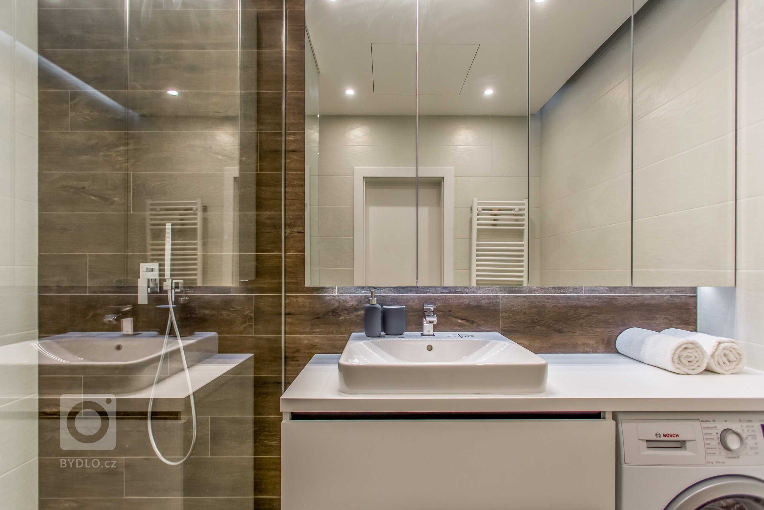 Nahliadnite do nášho najnovšieho zrealizovaného interiéru dvojizbového bytu v centre mesta.&nbsp;
Koncept návrhu je špecifický výrazným kontrastom tmavého…