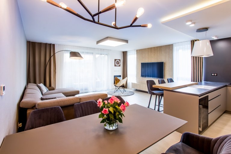 Moderní minimalistický interiér, pozrite si fotografie 4-izbového bytu v Banskej Bystrici, ktorý vznikol výnimočnou spoluprácou klienta s citom pre detail a…