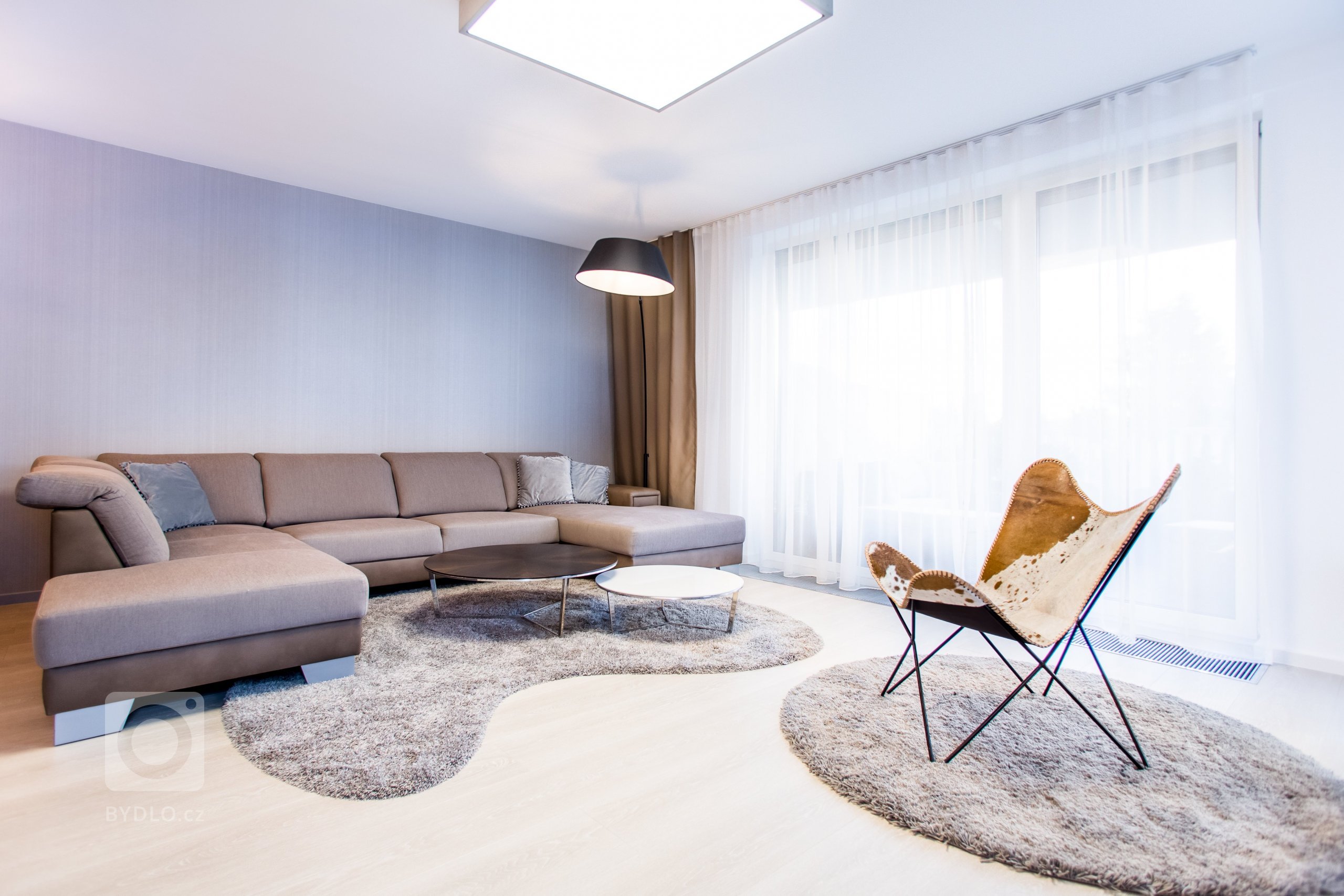 Moderní minimalistický interiér, pozrite si fotografie 4-izbového bytu v Banskej Bystrici, ktorý vznikol výnimočnou spoluprácou klienta s citom pre detail a…