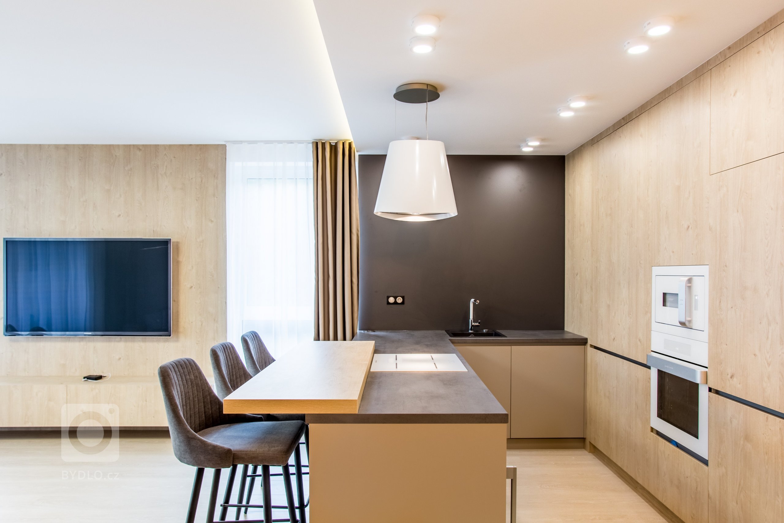 Moderní minimalistický interiér, pozrite si fotografie 4-izbového bytu v Banskej Bystrici, ktorý vznikol výnimočnou spoluprácou klienta s citom pre detail a…