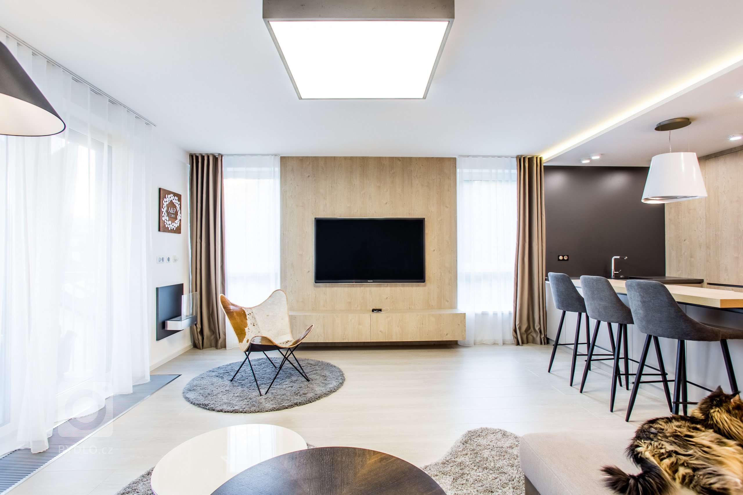 Moderní minimalistický interiér, pozrite si fotografie 4-izbového bytu v Banskej Bystrici, ktorý vznikol výnimočnou spoluprácou klienta s citom pre detail a…