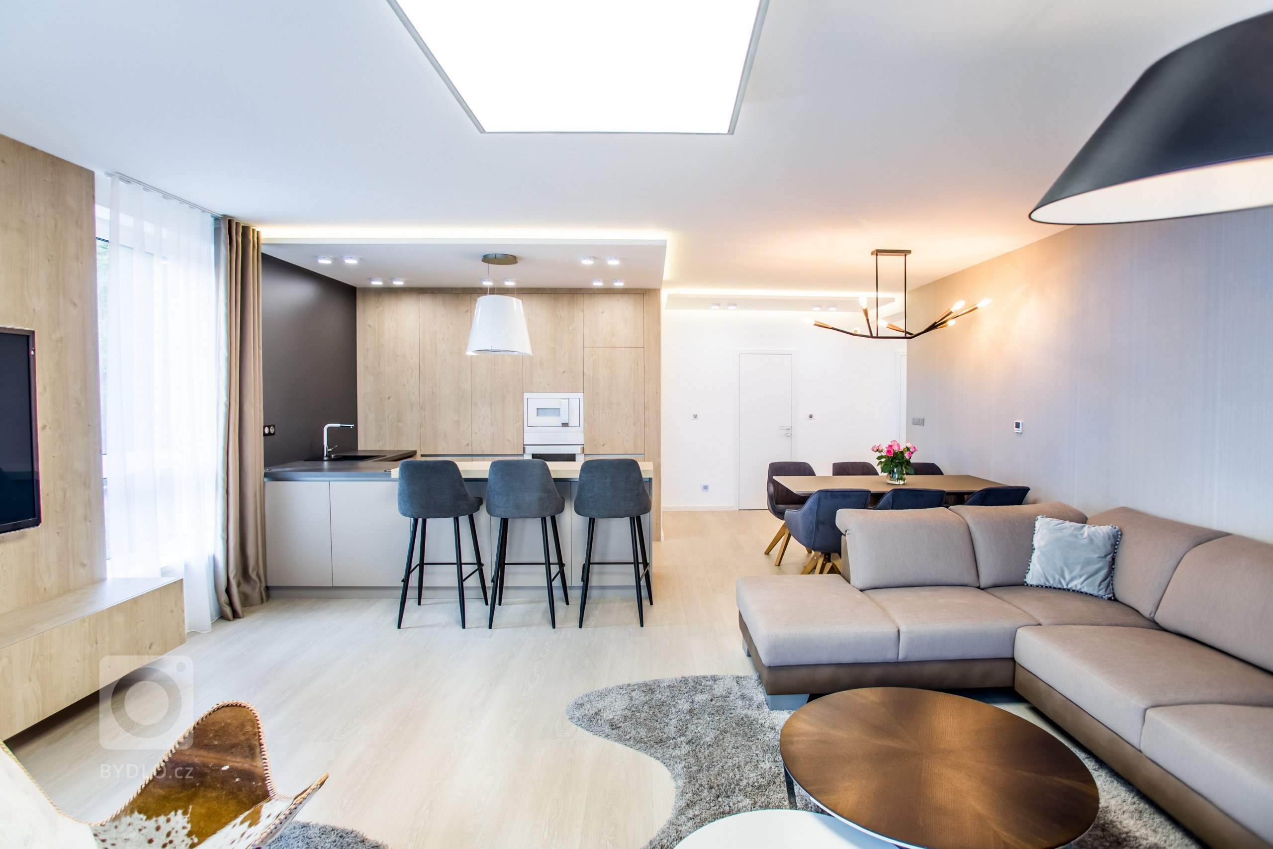 Moderní minimalistický interiér, pozrite si fotografie 4-izbového bytu v Banskej Bystrici, ktorý vznikol výnimočnou spoluprácou klienta s citom pre detail a…