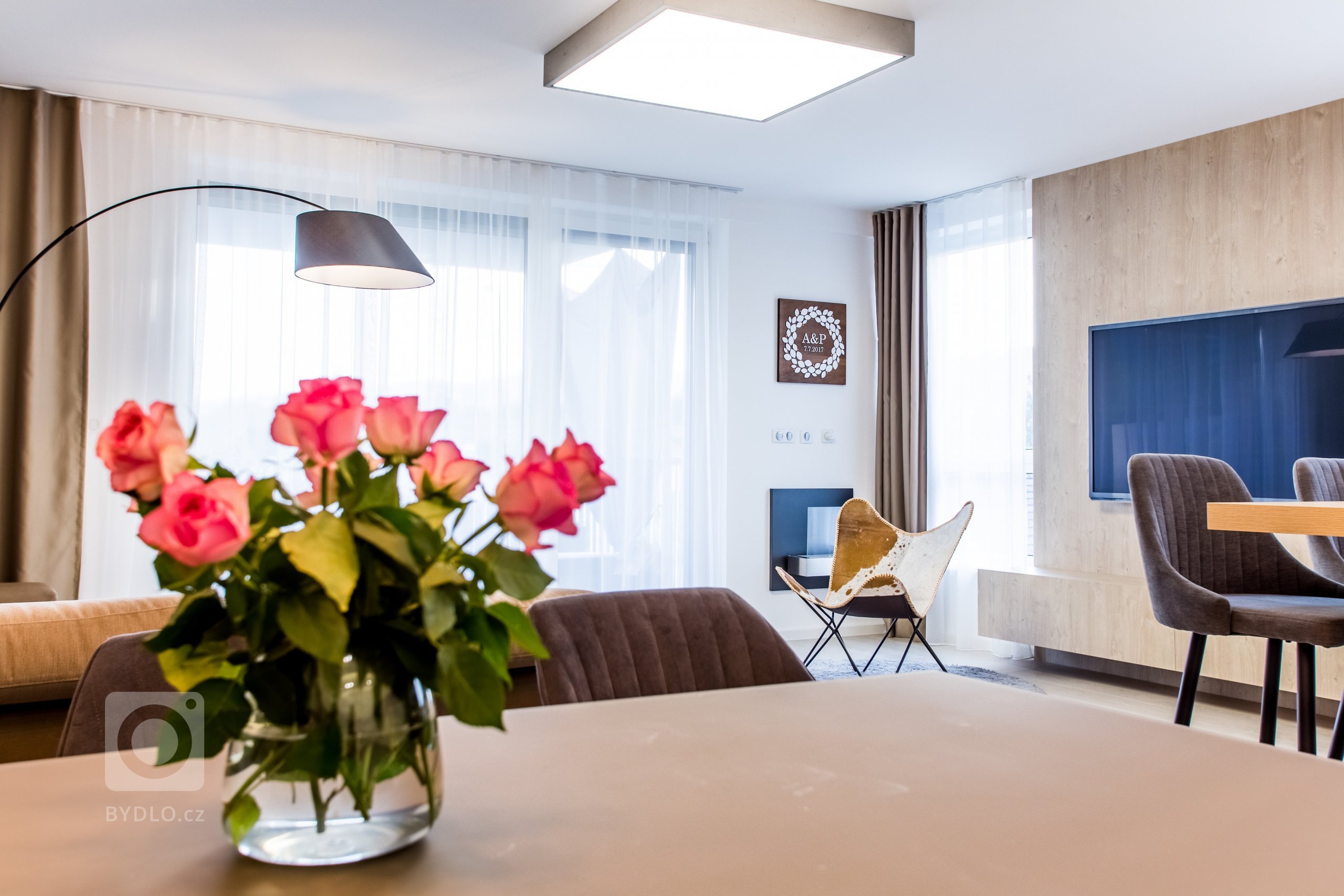 Moderní minimalistický interiér, pozrite si fotografie 4-izbového bytu v Banskej Bystrici, ktorý vznikol výnimočnou spoluprácou klienta s citom pre detail a…