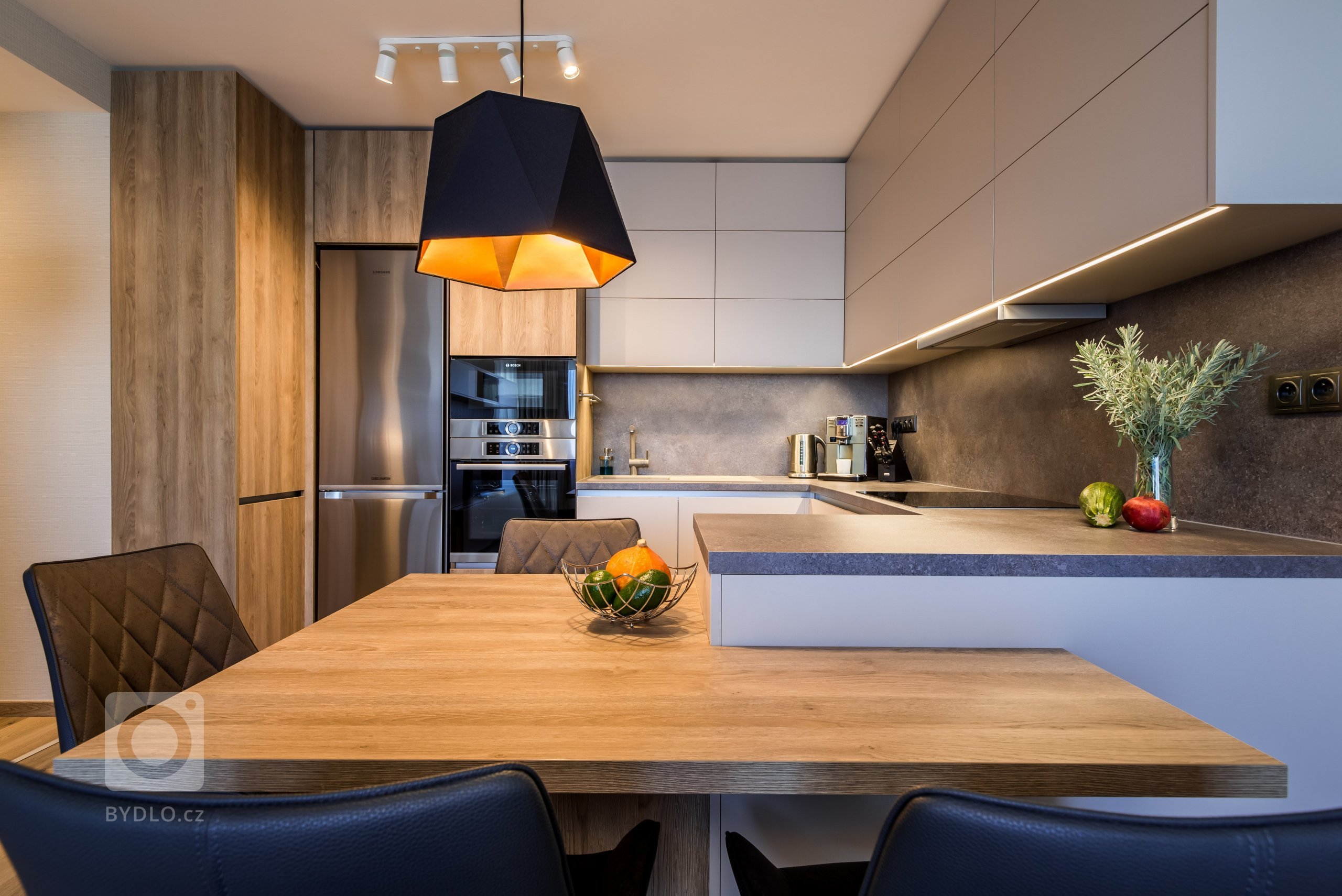 Byt v Petržalke sme zariadili v teplých tónoch a steny sme zmäkčili textilnými tapetami. Príjemné odtiene dreva, hnedej a sivej sa stretávajú v zaujímavých…