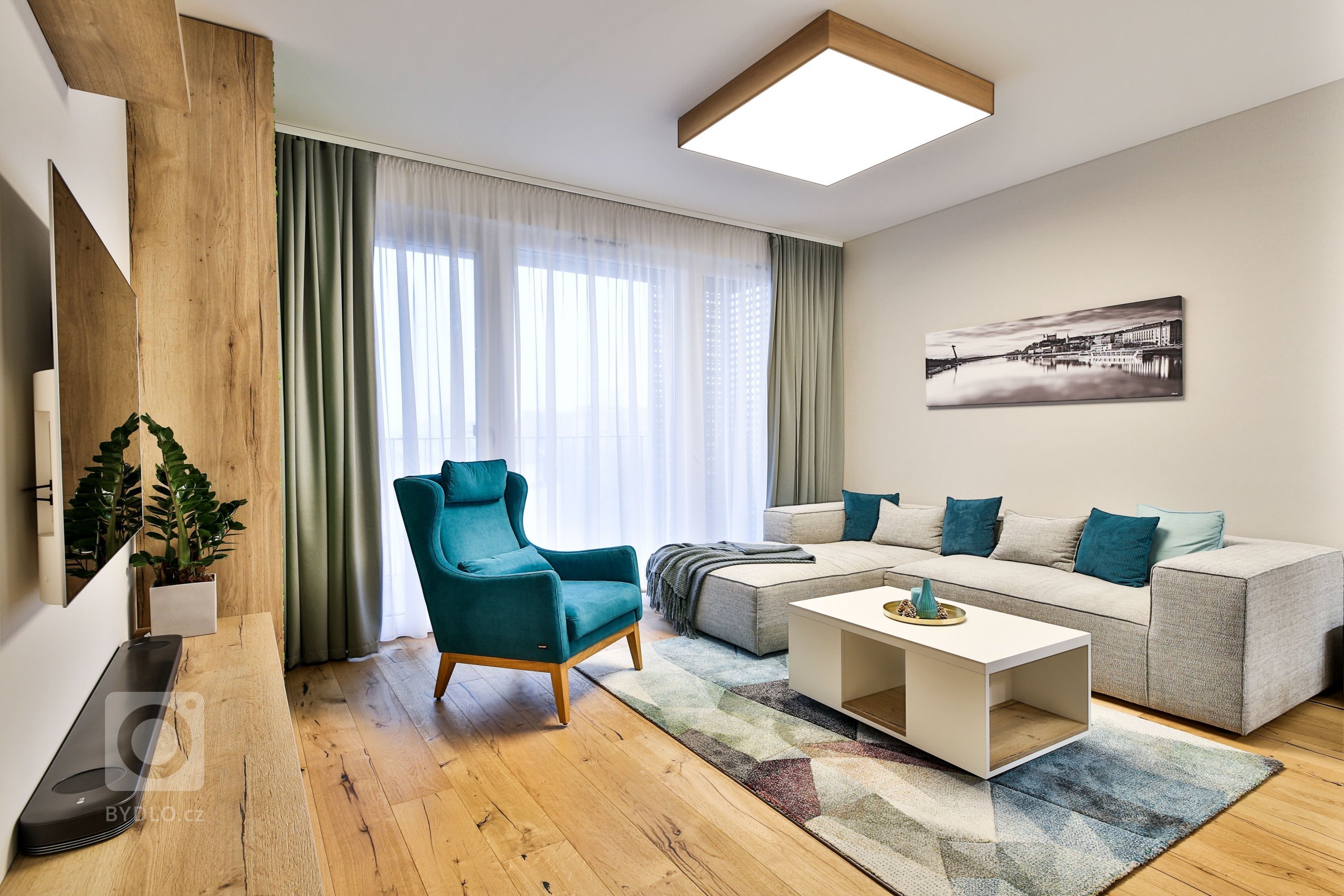 Realizácia 3-izbového bytu v Rezidencie Pri mýte - v&nbsp;tomto útulnom interiéri prevláda zeleň a moderný koncept dopĺňajú prírodné materiály, masívne drevo a…