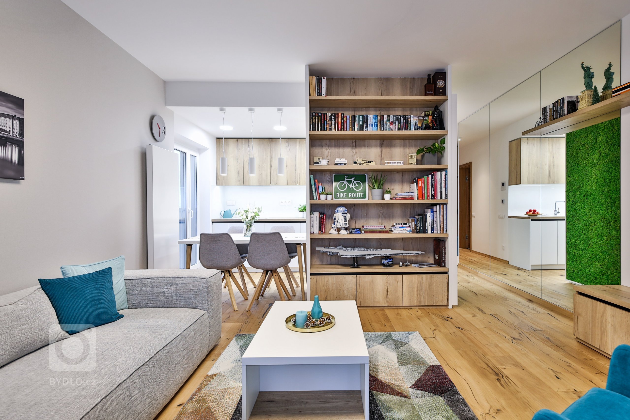 Realizácia 3-izbového bytu v Rezidencie Pri mýte - v&nbsp;tomto útulnom interiéri prevláda zeleň a moderný koncept dopĺňajú prírodné materiály, masívne drevo a…
