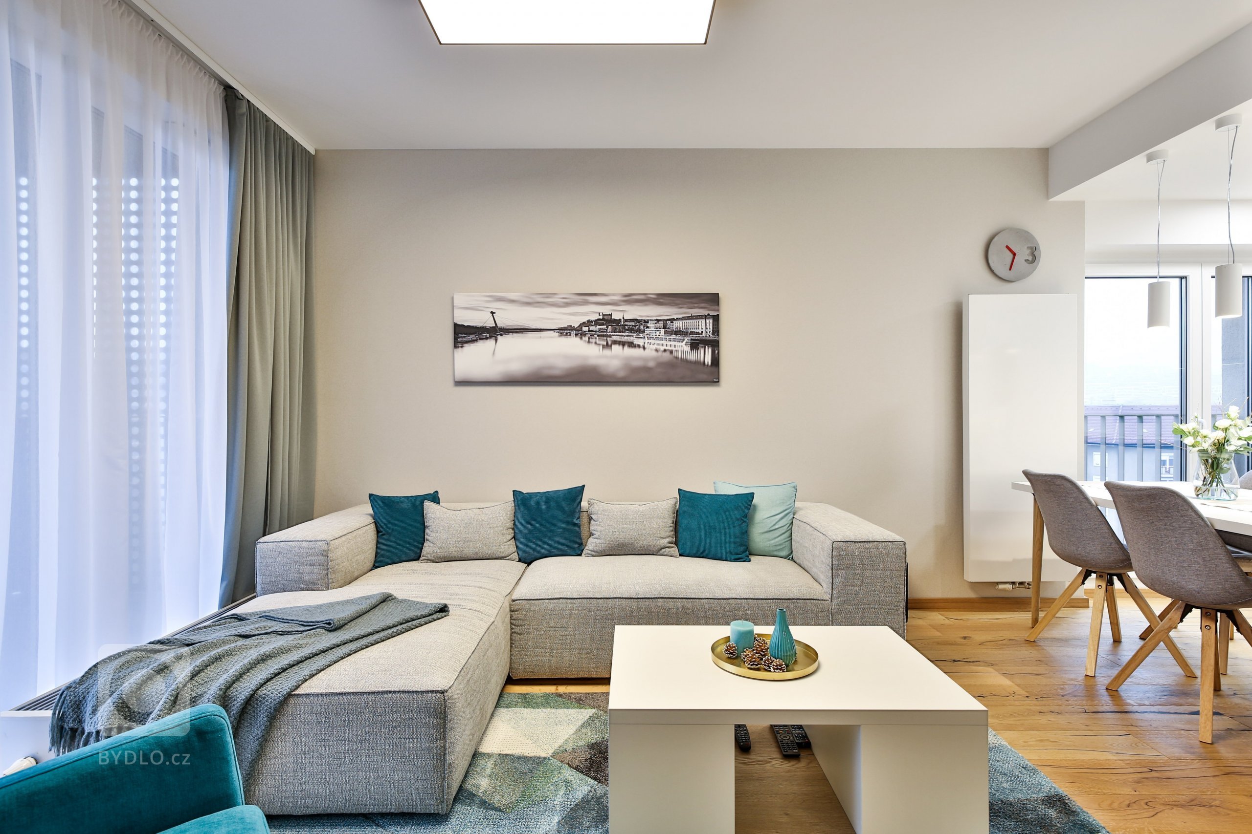 Realizácia 3-izbového bytu v Rezidencie Pri mýte - v&nbsp;tomto útulnom interiéri prevláda zeleň a moderný koncept dopĺňajú prírodné materiály, masívne drevo a…