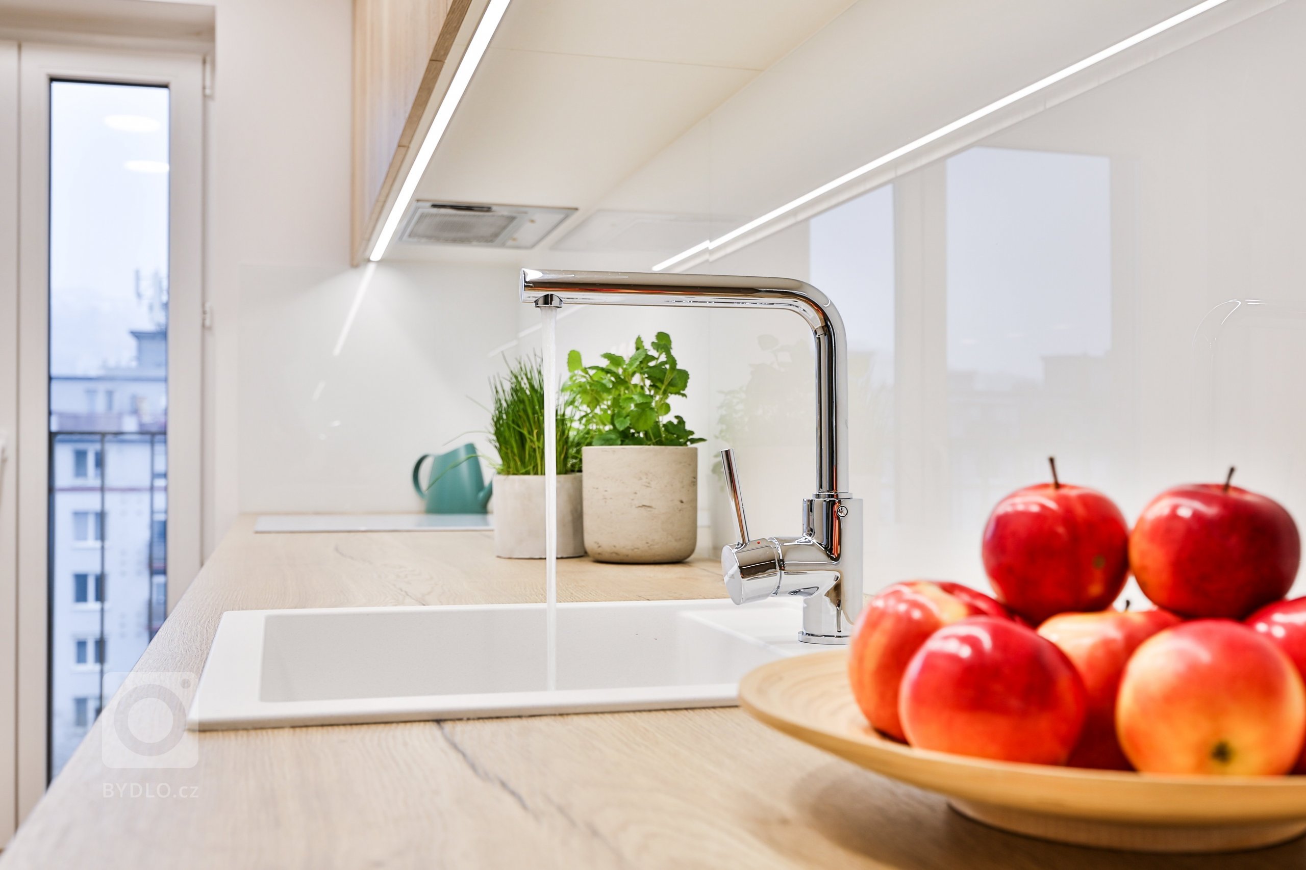 Realizácia 3-izbového bytu v Rezidencie Pri mýte - v&nbsp;tomto útulnom interiéri prevláda zeleň a moderný koncept dopĺňajú prírodné materiály, masívne drevo a…