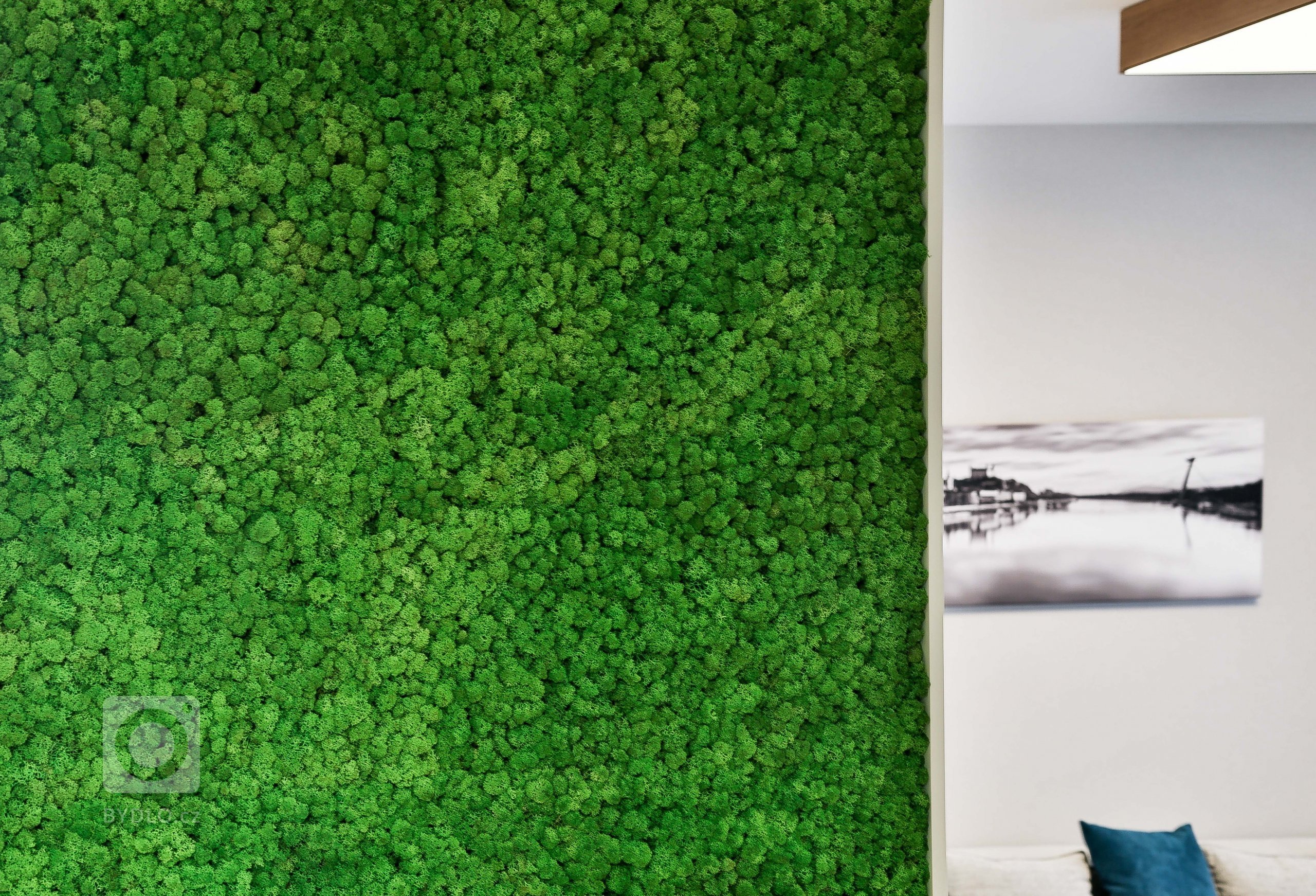 Realizácia 3-izbového bytu v Rezidencie Pri mýte - v&nbsp;tomto útulnom interiéri prevláda zeleň a moderný koncept dopĺňajú prírodné materiály, masívne drevo a…