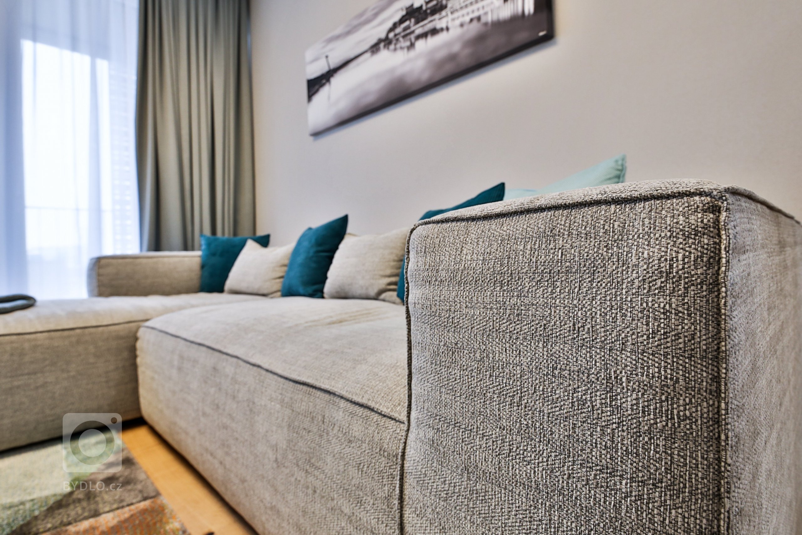 Realizácia 3-izbového bytu v Rezidencie Pri mýte - v&nbsp;tomto útulnom interiéri prevláda zeleň a moderný koncept dopĺňajú prírodné materiály, masívne drevo a…