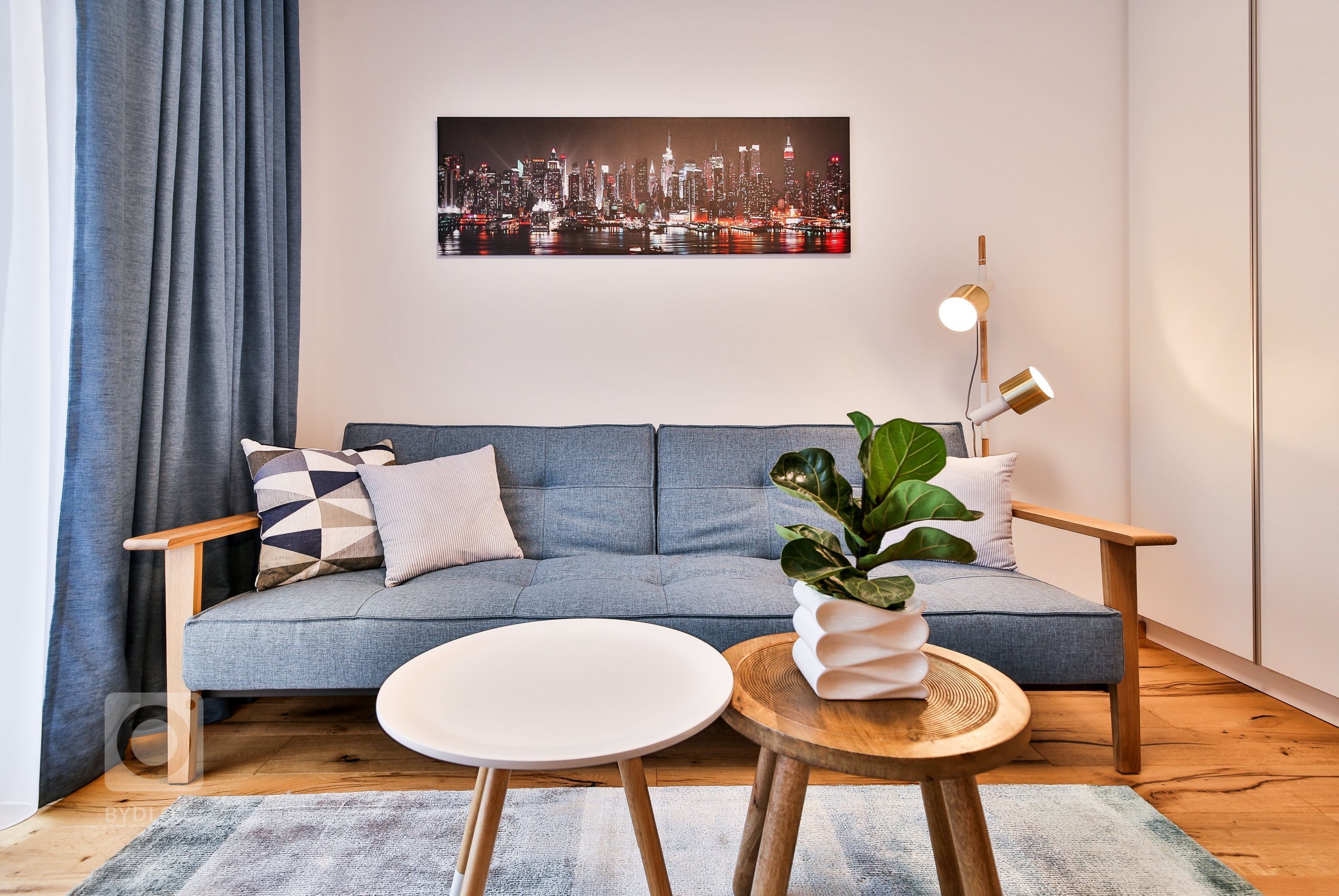 Realizácia 3-izbového bytu v Rezidencie Pri mýte - v&nbsp;tomto útulnom interiéri prevláda zeleň a moderný koncept dopĺňajú prírodné materiály, masívne drevo a…