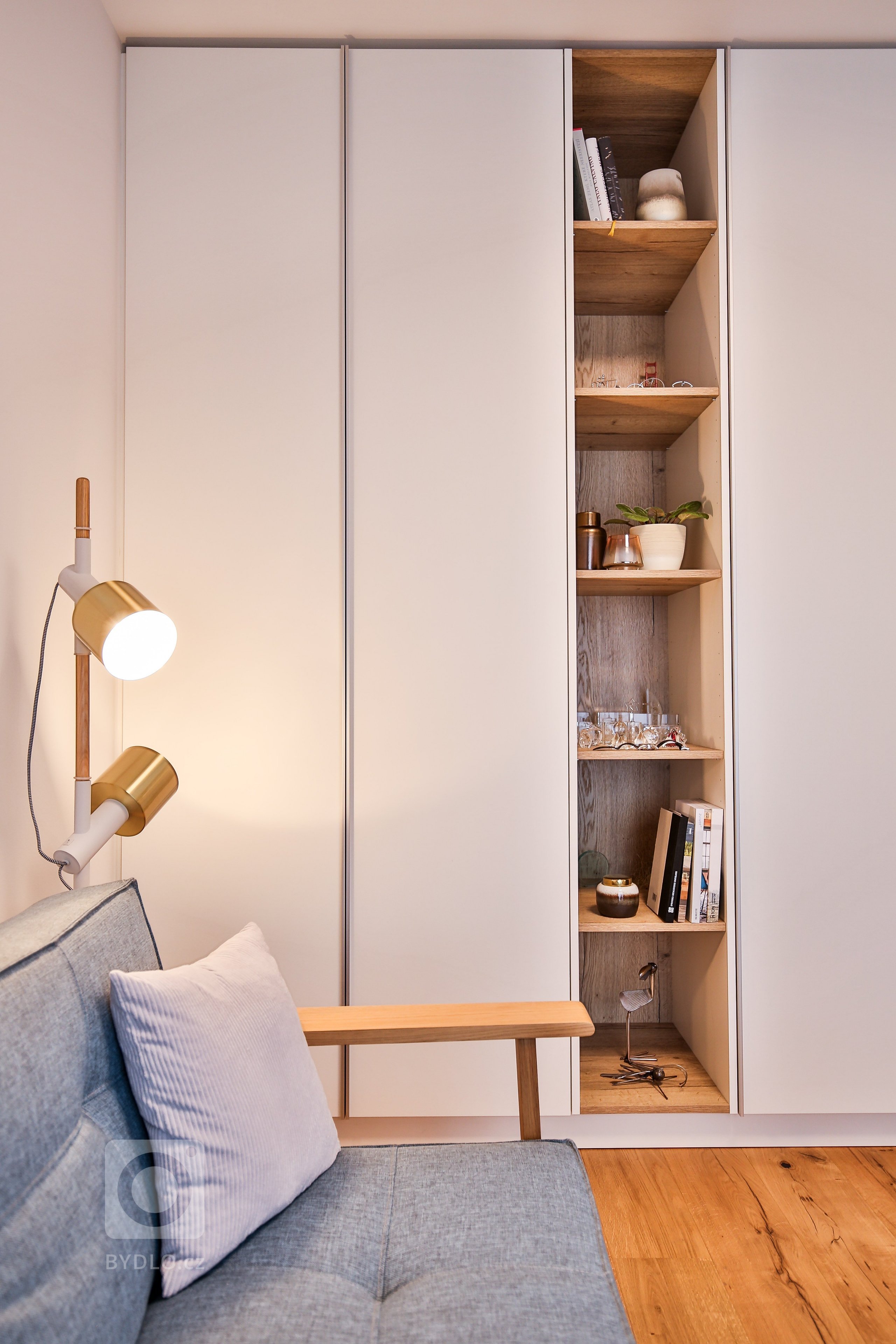 Realizácia 3-izbového bytu v Rezidencie Pri mýte - v&nbsp;tomto útulnom interiéri prevláda zeleň a moderný koncept dopĺňajú prírodné materiály, masívne drevo a…