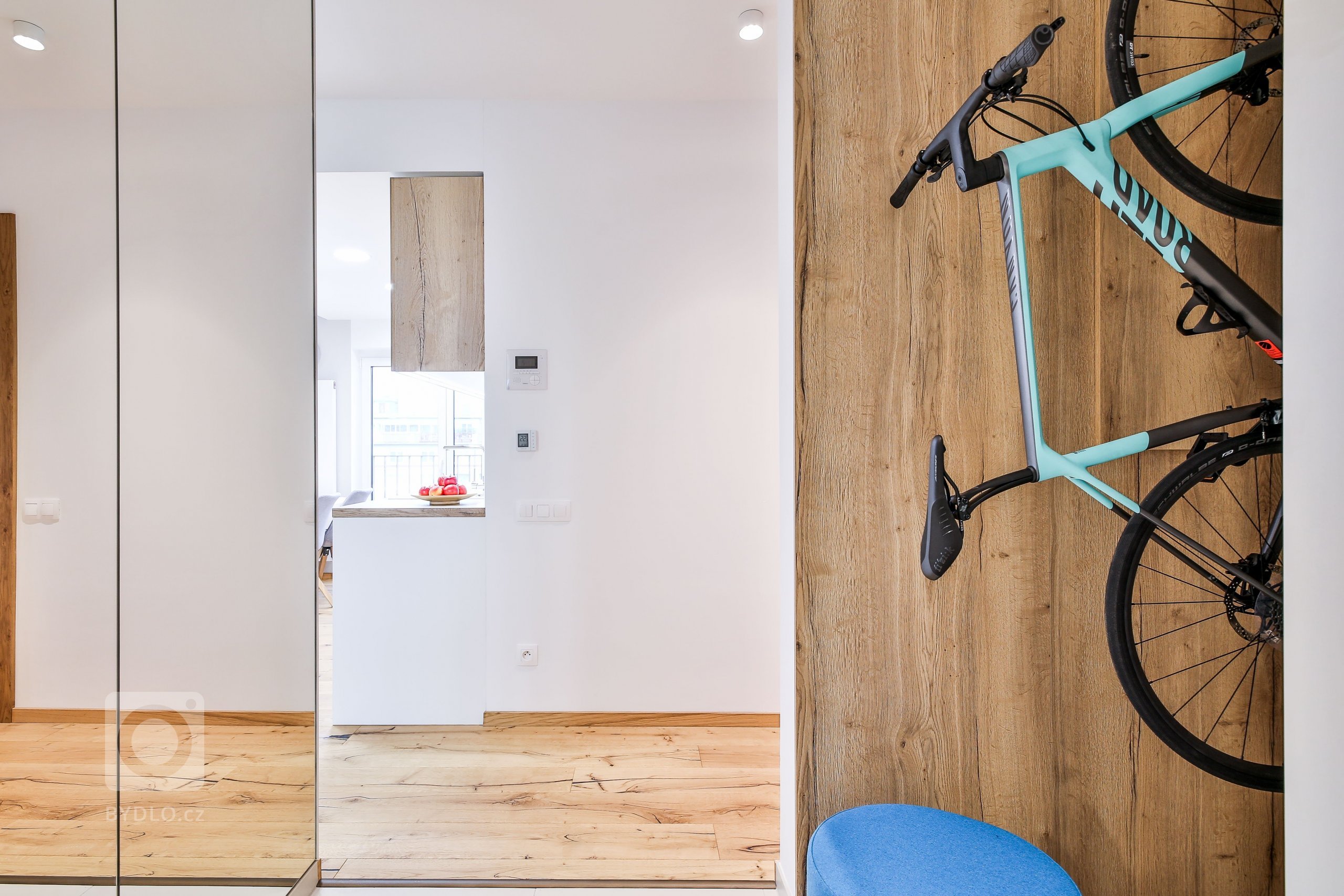 Realizácia 3-izbového bytu v Rezidencie Pri mýte - v&nbsp;tomto útulnom interiéri prevláda zeleň a moderný koncept dopĺňajú prírodné materiály, masívne drevo a…