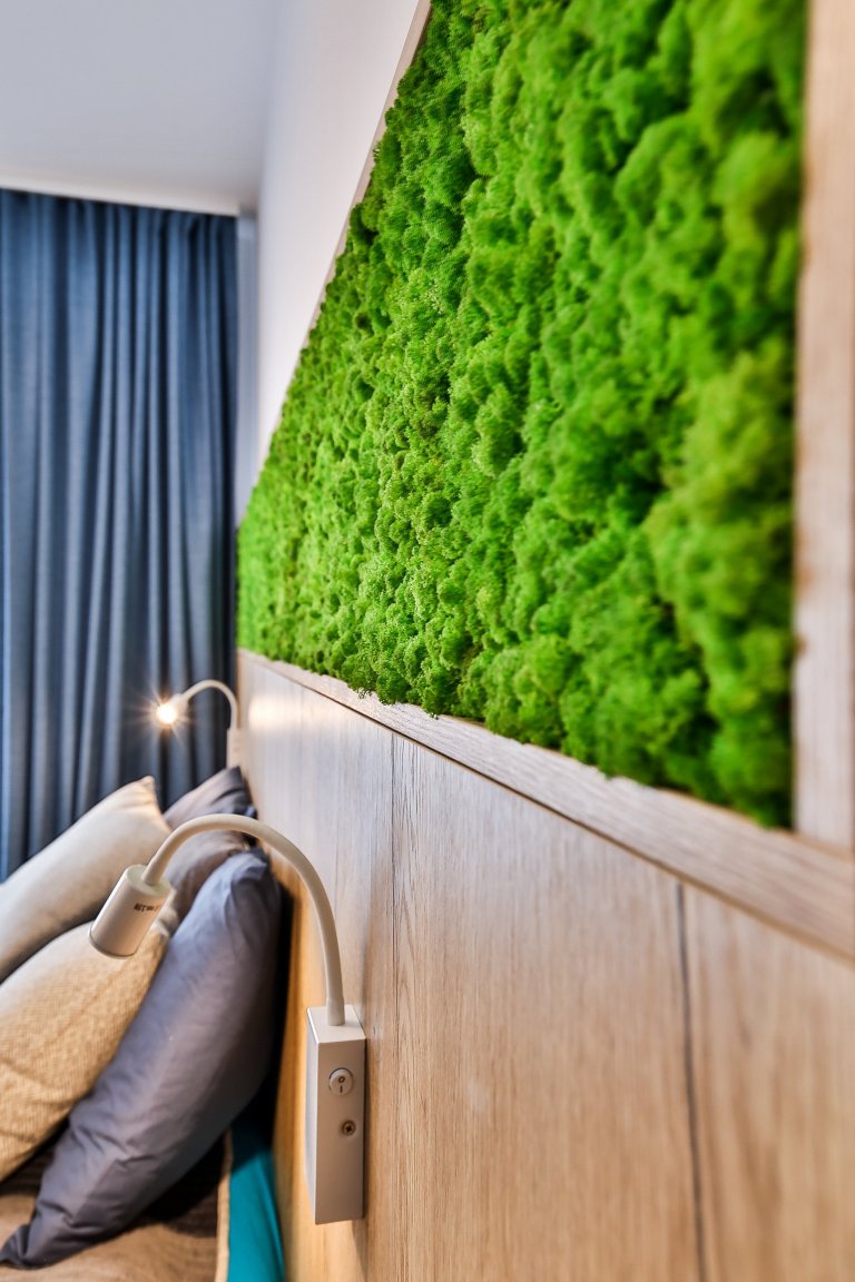 Realizácia 3-izbového bytu v Rezidencie Pri mýte - v&nbsp;tomto útulnom interiéri prevláda zeleň a moderný koncept dopĺňajú prírodné materiály, masívne drevo a…