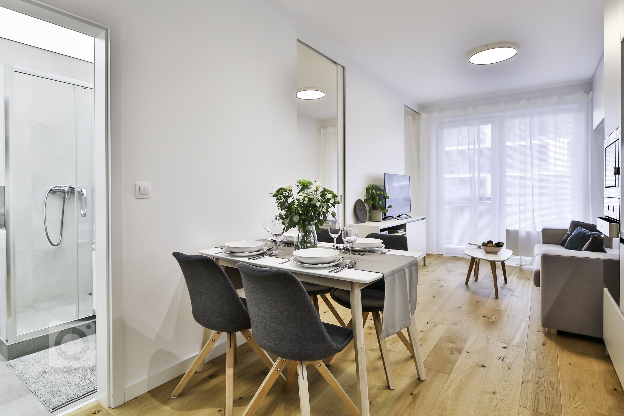 Pri tvorbe interiéru 1,5-izbového bytu v Slnečniciach pre mladý pár nám išlo hlavne o funkčnosť a moderný dizajn. Svetlé povrchy a materiály spolu s…