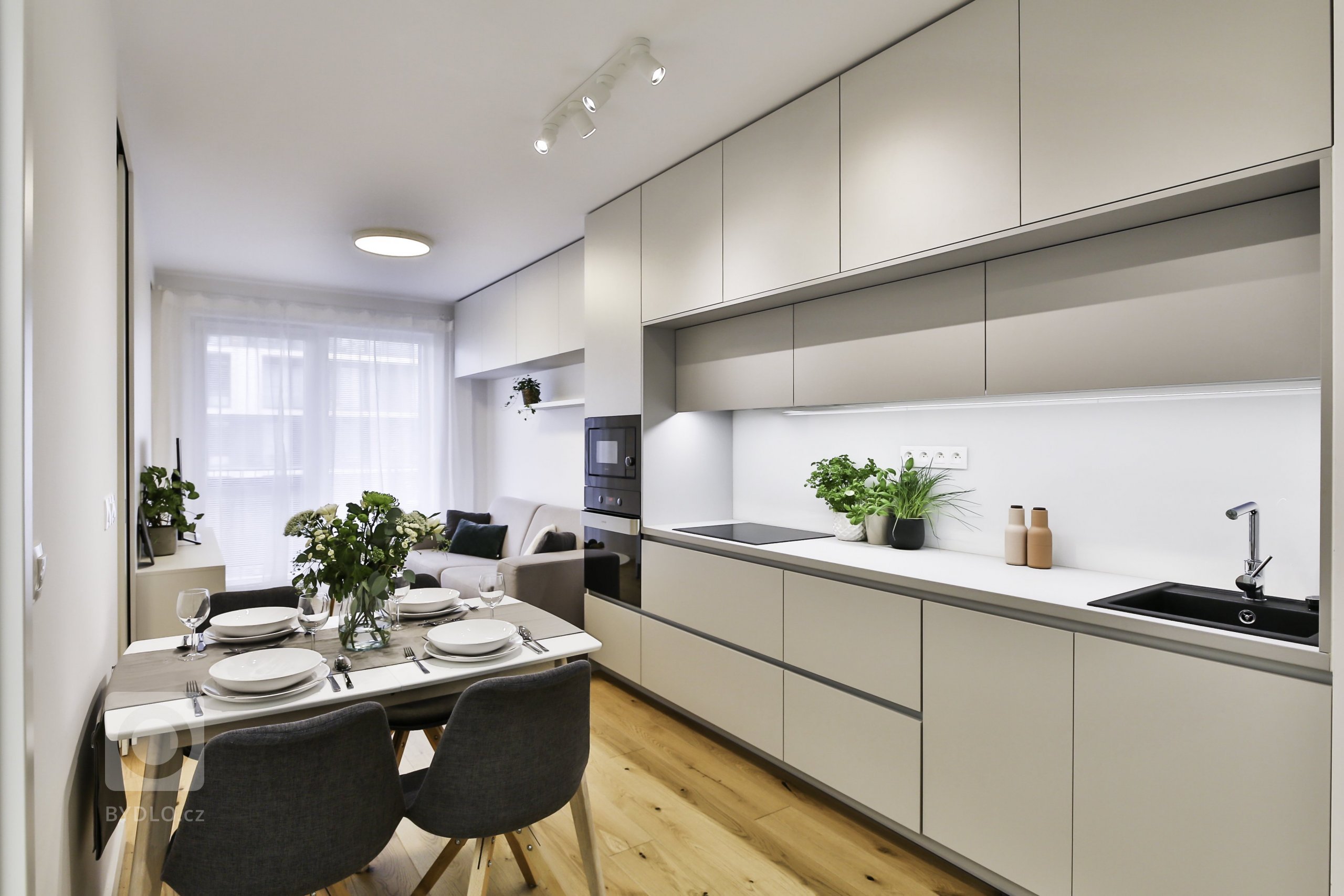 Pri tvorbe interiéru 1,5-izbového bytu v Slnečniciach pre mladý pár nám išlo hlavne o funkčnosť a moderný dizajn. Svetlé povrchy a materiály spolu s…